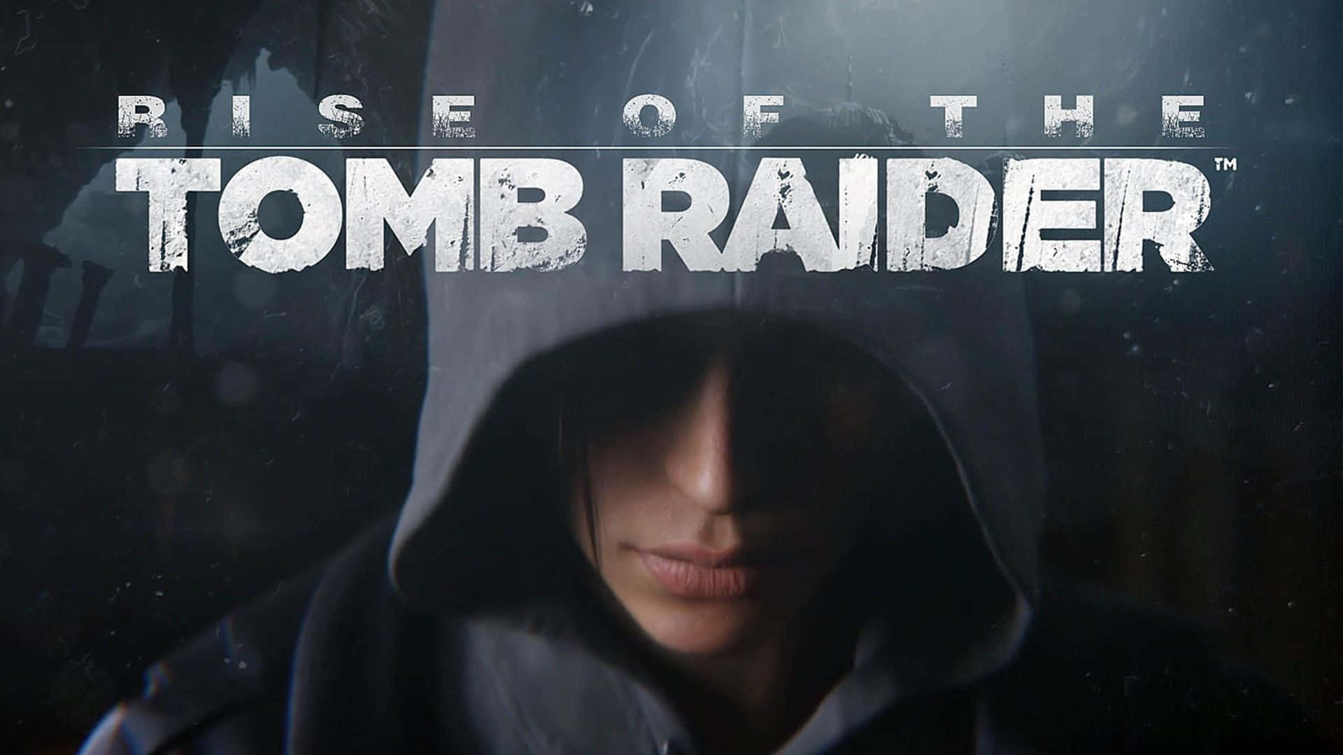 Lara Croft 桌布 壁紙 — 一個戴著兜帽的人物，表情嚴肅，在戲劇性的燈光下直視前方，上方顯示遊戲標題《Rise of the Tomb Raider》。