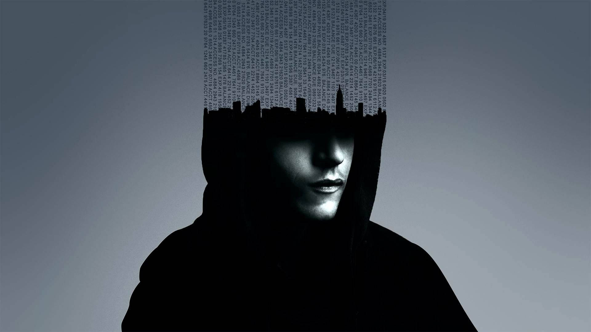 Hacker Full HD 桌布 壁紙 — 一個戴著兜帽的人物，頭部是城市天際線的剪影，上方有數位代碼落下，背景是漸變灰色。