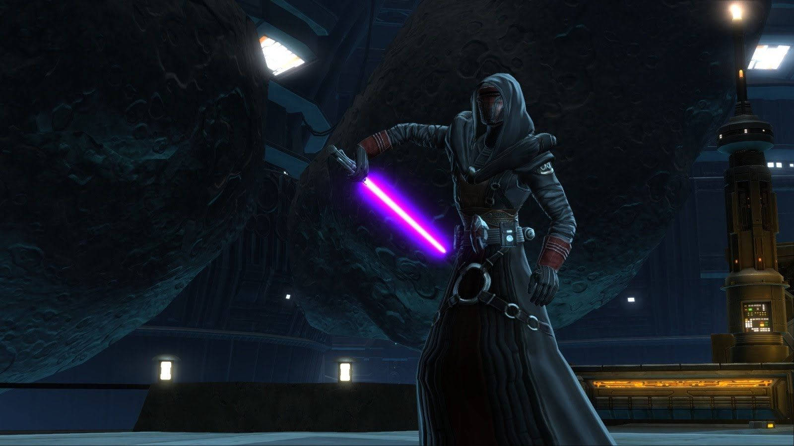 Revan 桌布 壁紙 — 一個戴著兜帽的人物在一個昏暗的未來風格房間中揮舞著發光的紫色光劍，房間有巨大的弧形牆壁和環境照明。