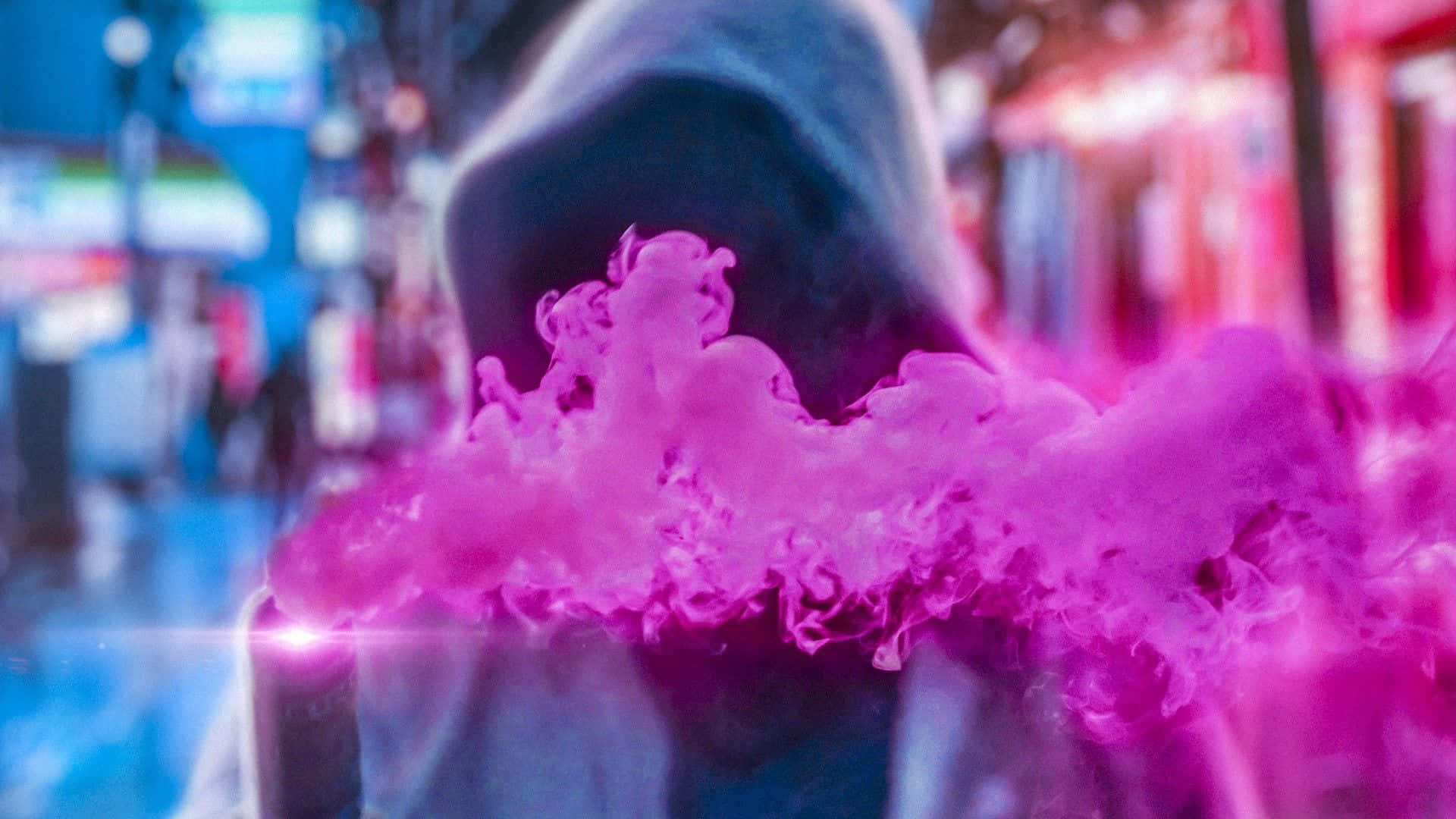 Pink Smoke 桌布 壁紙 — 一個戴著兜帽的人物在模糊的霓虹燈城市夜景中呼出鮮豔的粉紅色煙霧。