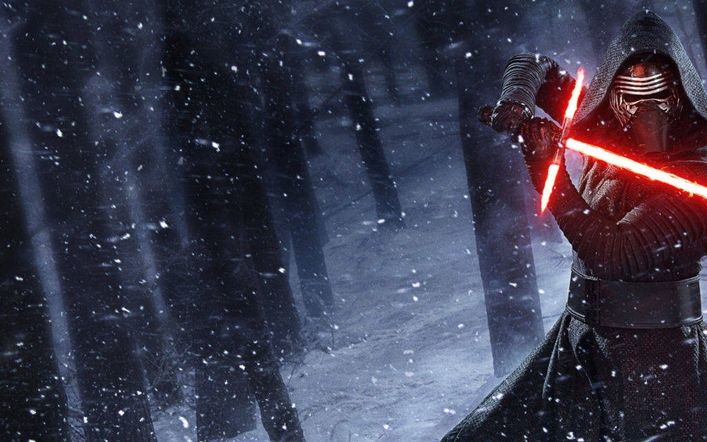Epic Star Wars 桌布 壁紙 — 一個戴著兜帽的人物在黑暗森林中飄落的雪花中揮舞著發光的紅色光劍。