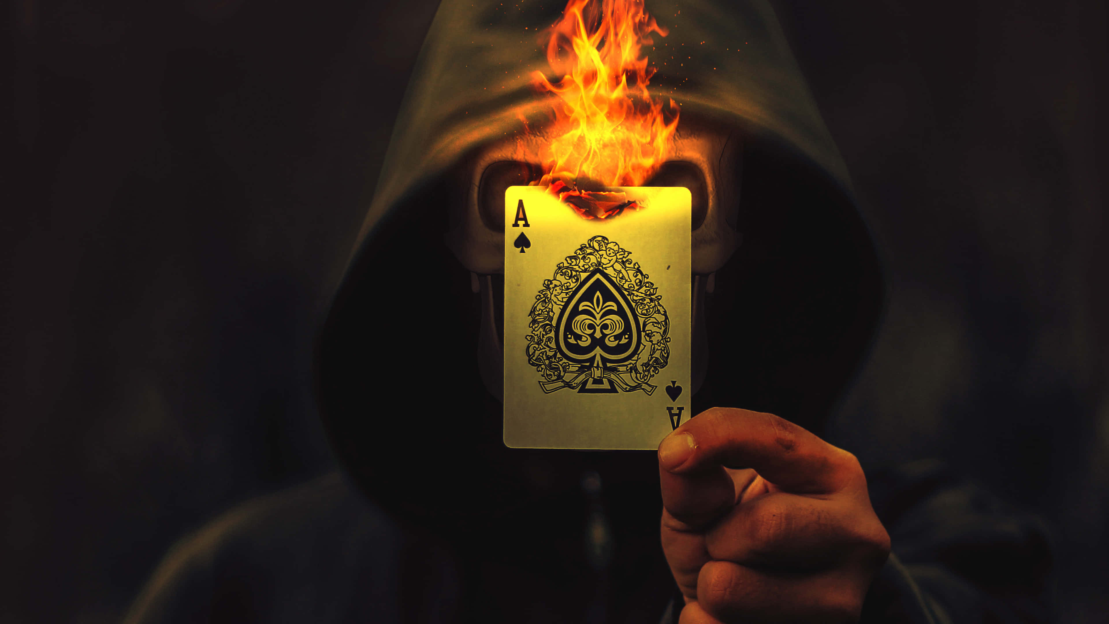 card 桌布 壁紙 — 一個戴著兜帽的人物手持一張燃燒的黑桃Ace牌，遮蓋了他們的臉，營造出黑暗戲劇性的場景。