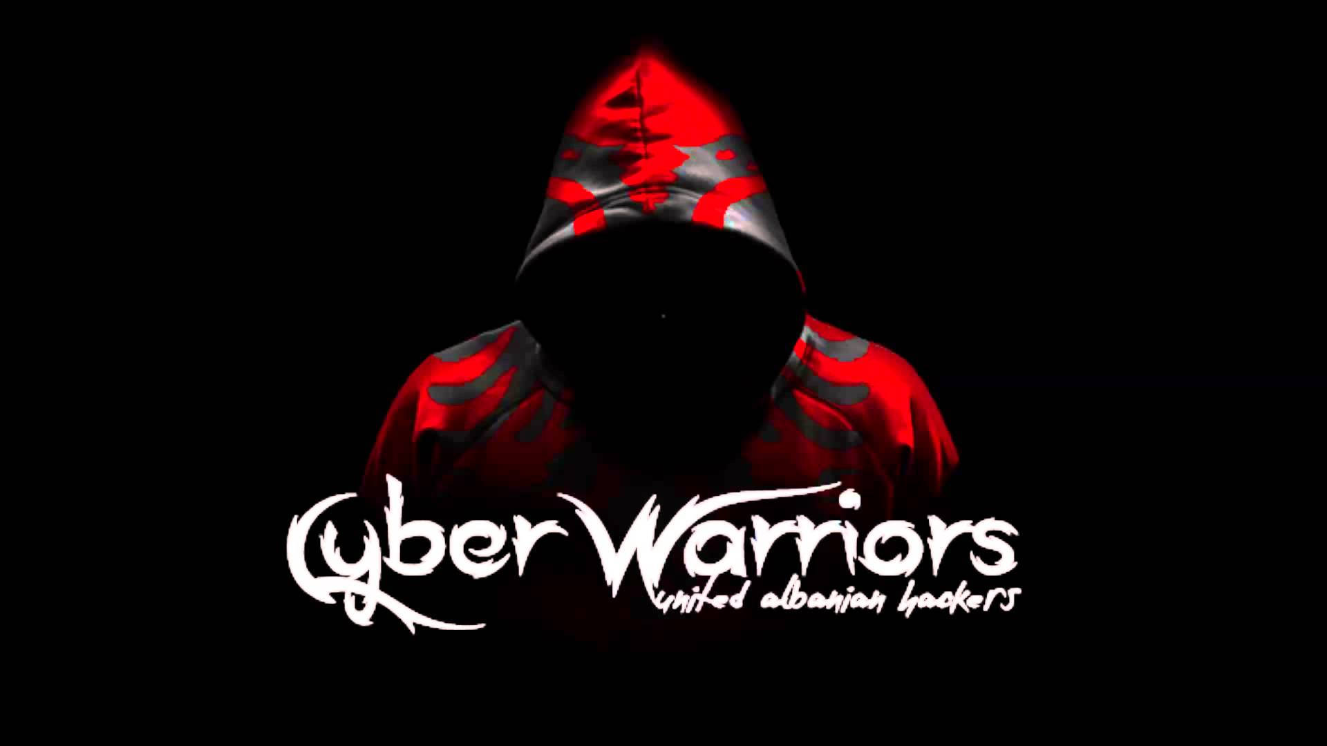 Hacker Full HD 桌布 壁紙 — 一個戴著兜帽的人物穿著紅黑數位迷彩，站在黑色背景前，帶有發光的白色「Cyber Warriors」文字。