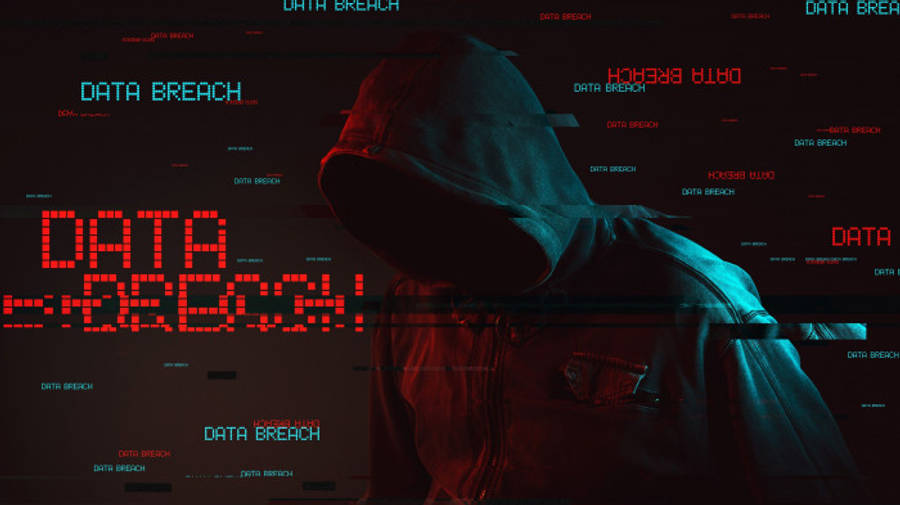 hacker 3d 桌布 壁紙 — 一個戴著兜帽的人物站在充滿發光紅色和青色「DATA BREACH」文字的黑暗數位背景前。