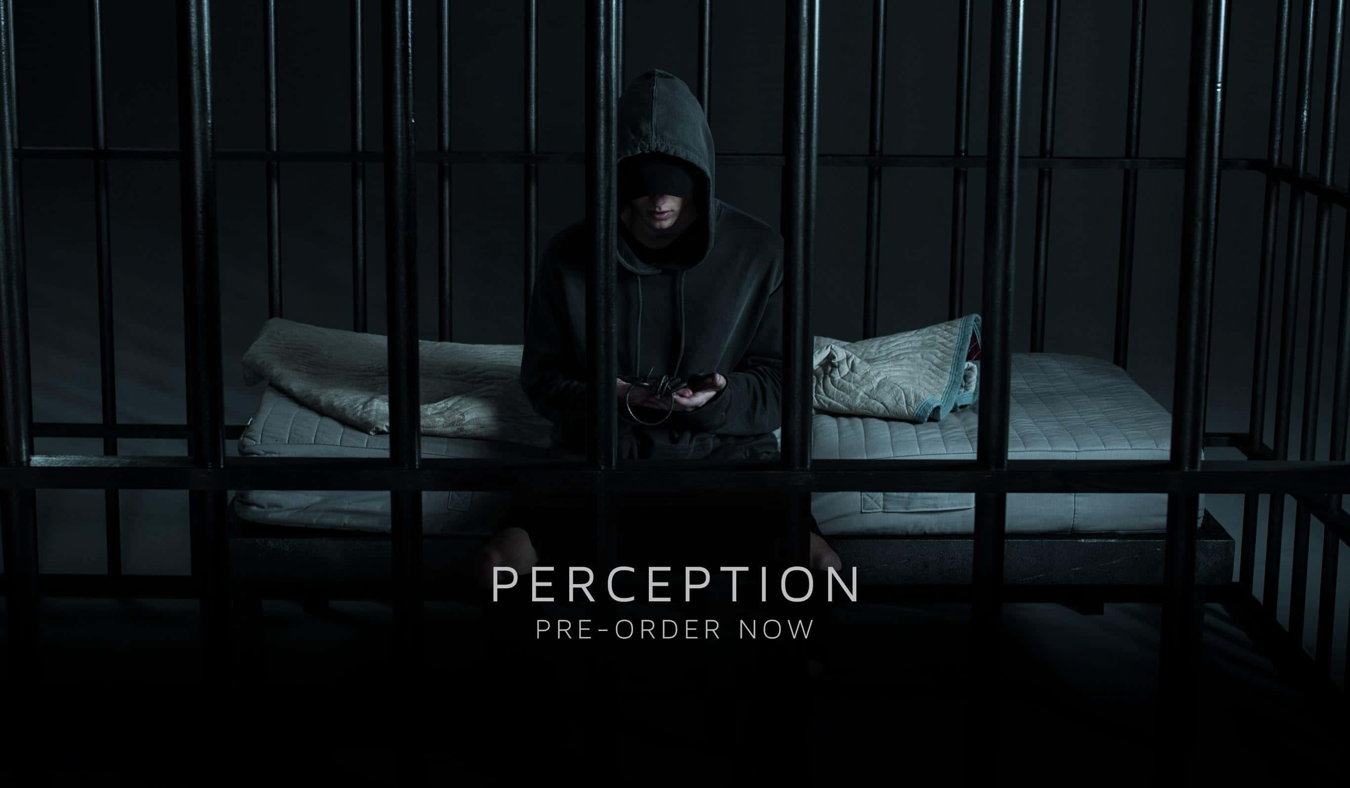 Perception 桌布 壁紙 — 一個戴著兜帽的人獨自坐在昏暗的監獄牢房鐵欄後，在冰冷的藍光下拿著手機。