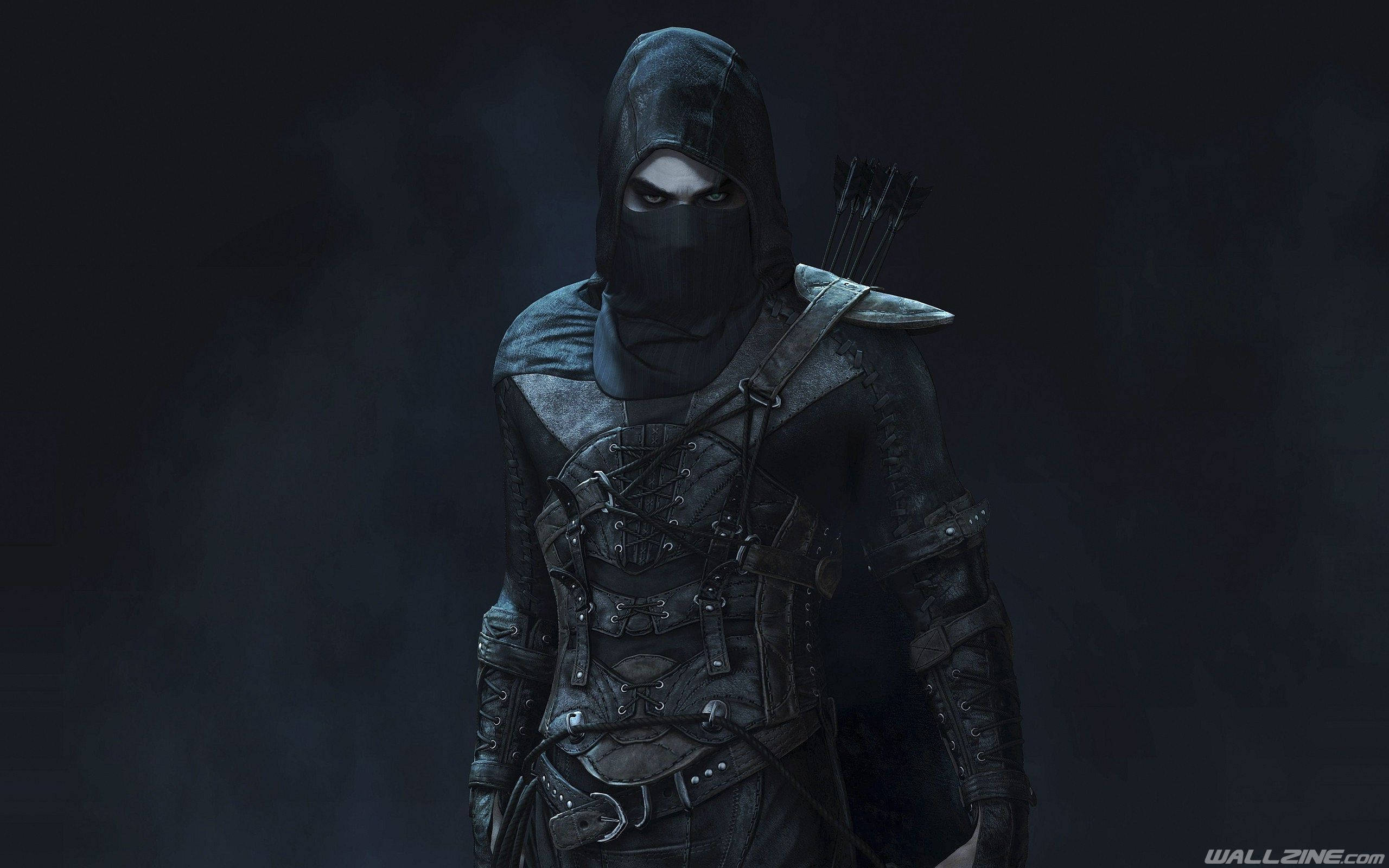 Thief 桌布 壁紙 — 一個戴著兜帽的刺客，身穿深色皮革盔甲，背著箭，在煙霧繚繞的黑色背景下威風凜凜地站立。