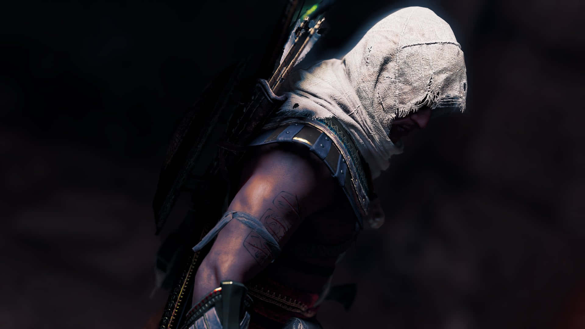 Bayek 桌布 壁紙 — 一個戴著兜帽的刺客，身穿精細盔甲，背著弓，露出紋身的手臂，站在陰影中。
