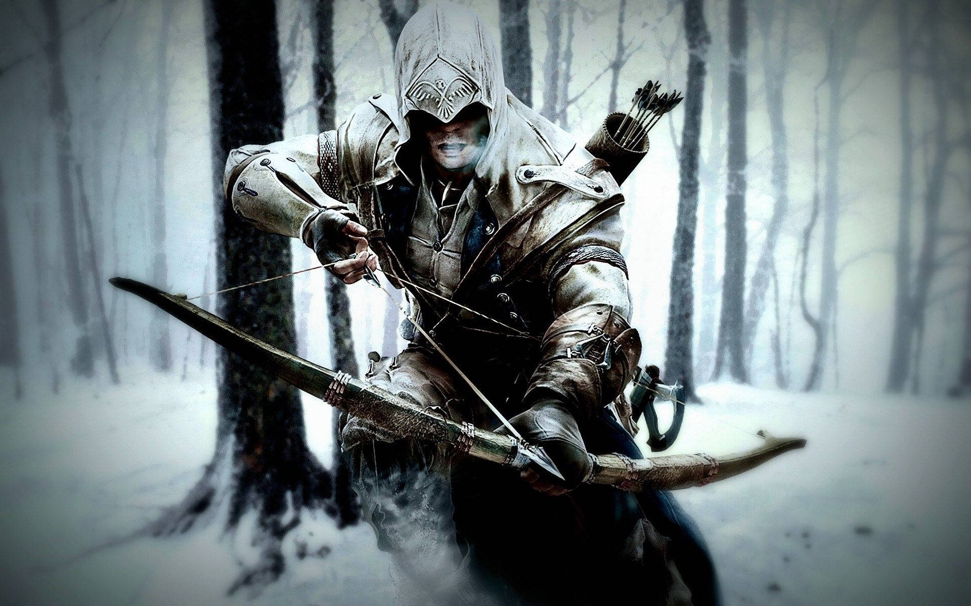 Archery 桌布 壁紙 — 一個戴著兜帽的刺客在雪地森林中專注地拉弓，霧氣在他靴子周圍旋轉。