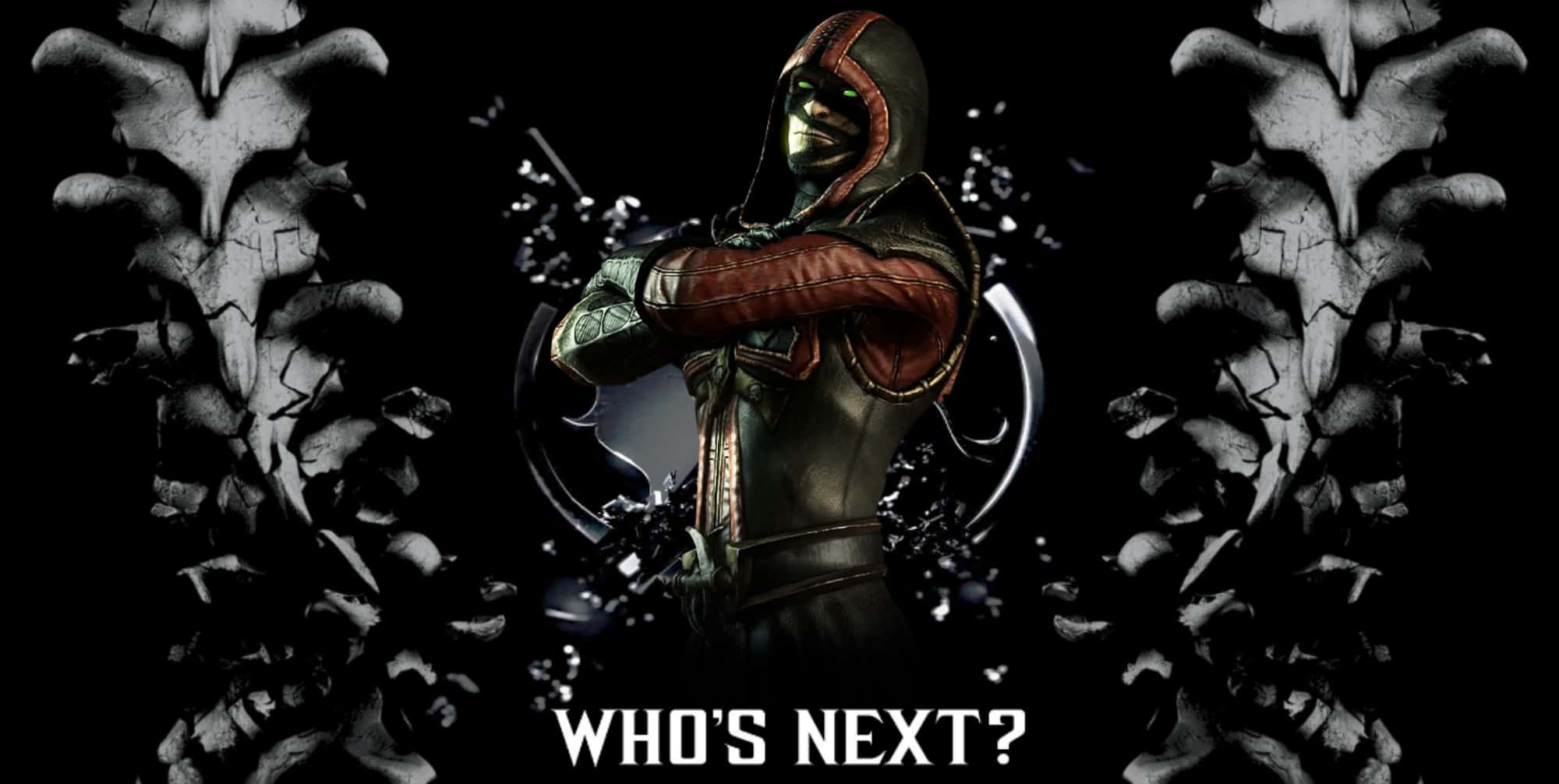Mortal Kombat Ermac 桌布 壁紙 — 一個戴著兜帽的刺客站在兩根高聳的裂開頭骨柱之間，背景為黑色，並帶有文字「誰是下一個？」