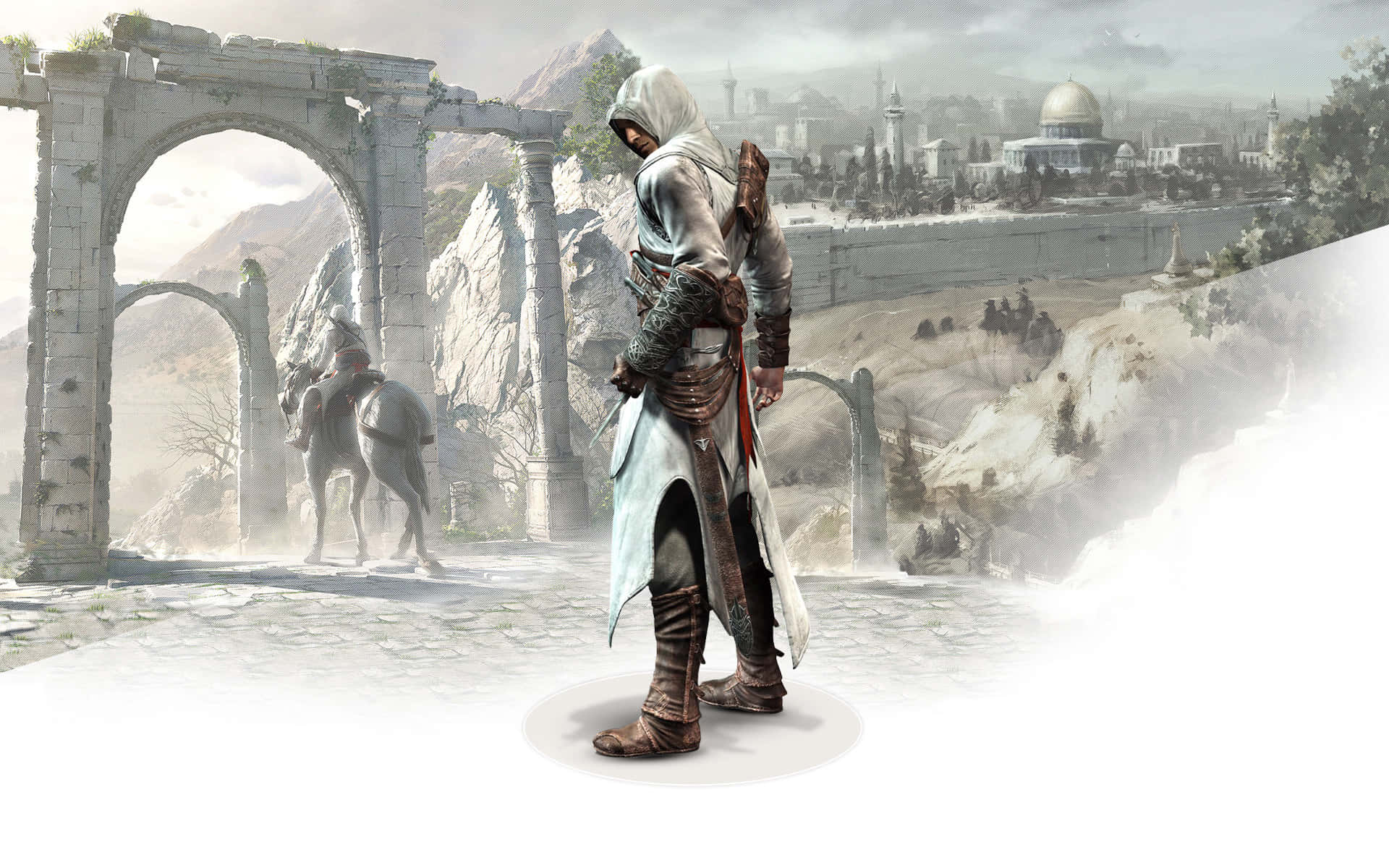Assassin's Creed Altair 桌布 壁紙 — 一個戴著兜帽的刺客站在古老的石拱門前，霧氣瀰漫的背景中有一匹馬和騎手俯瞰著歷史悠久的城市景觀。