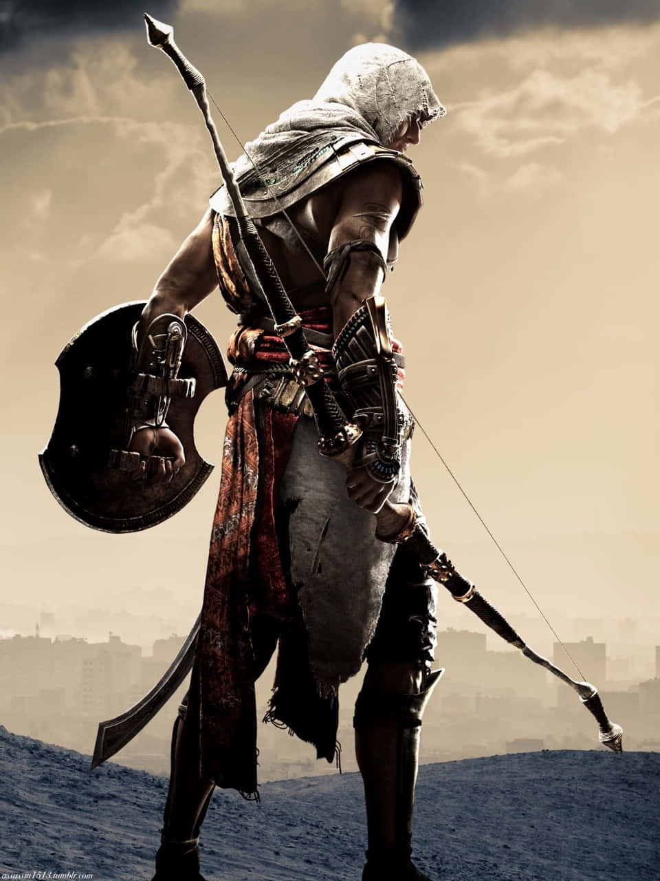 Bayek 桌布 壁紙 — 一個戴著兜帽的刺客站在山頂上，拉滿弓，俯瞰著陰雲天空下的遙遠城市。