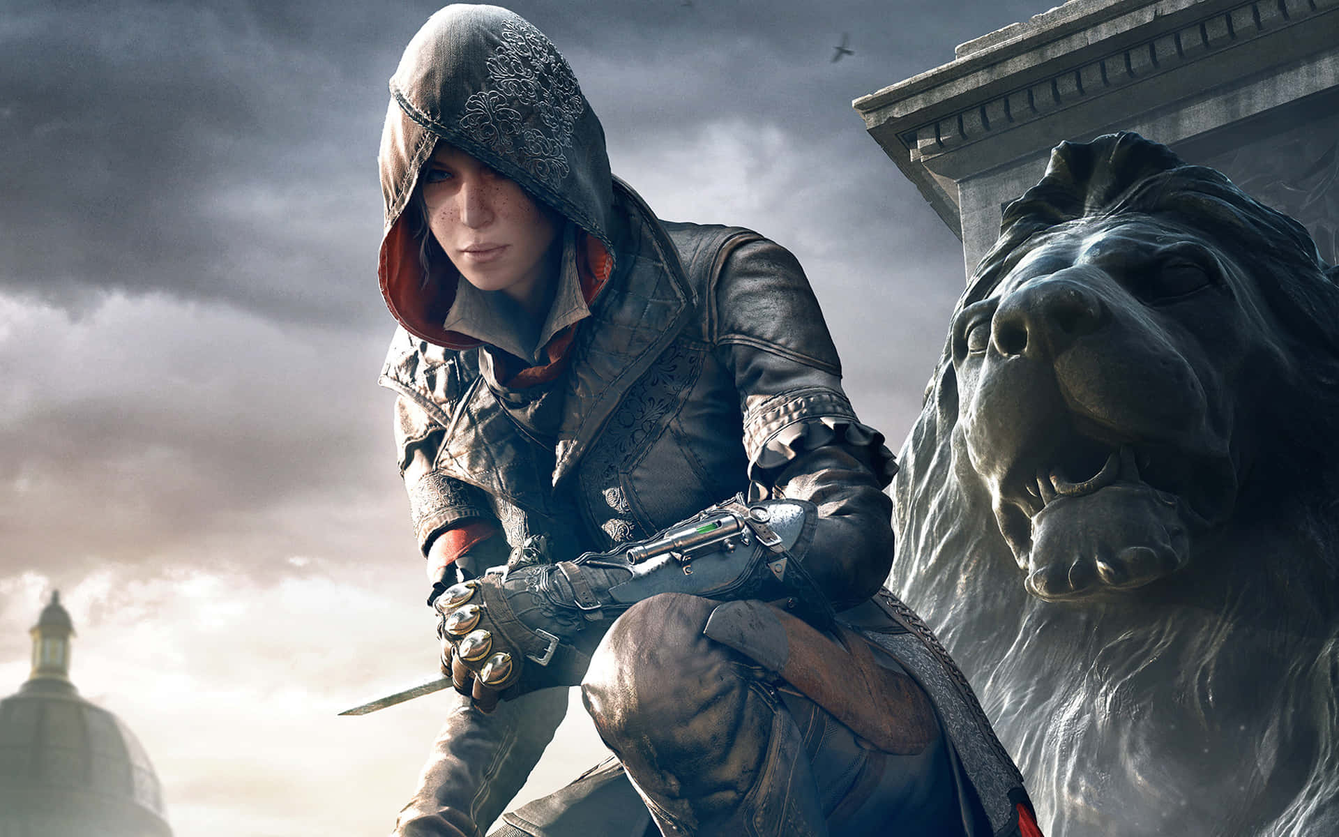 Evie Frye 桌布 壁紙 — 一個戴著兜帽的刺客蹲在石獅雕像旁邊，天空風雨交加，遠處有一座圓頂建築。
