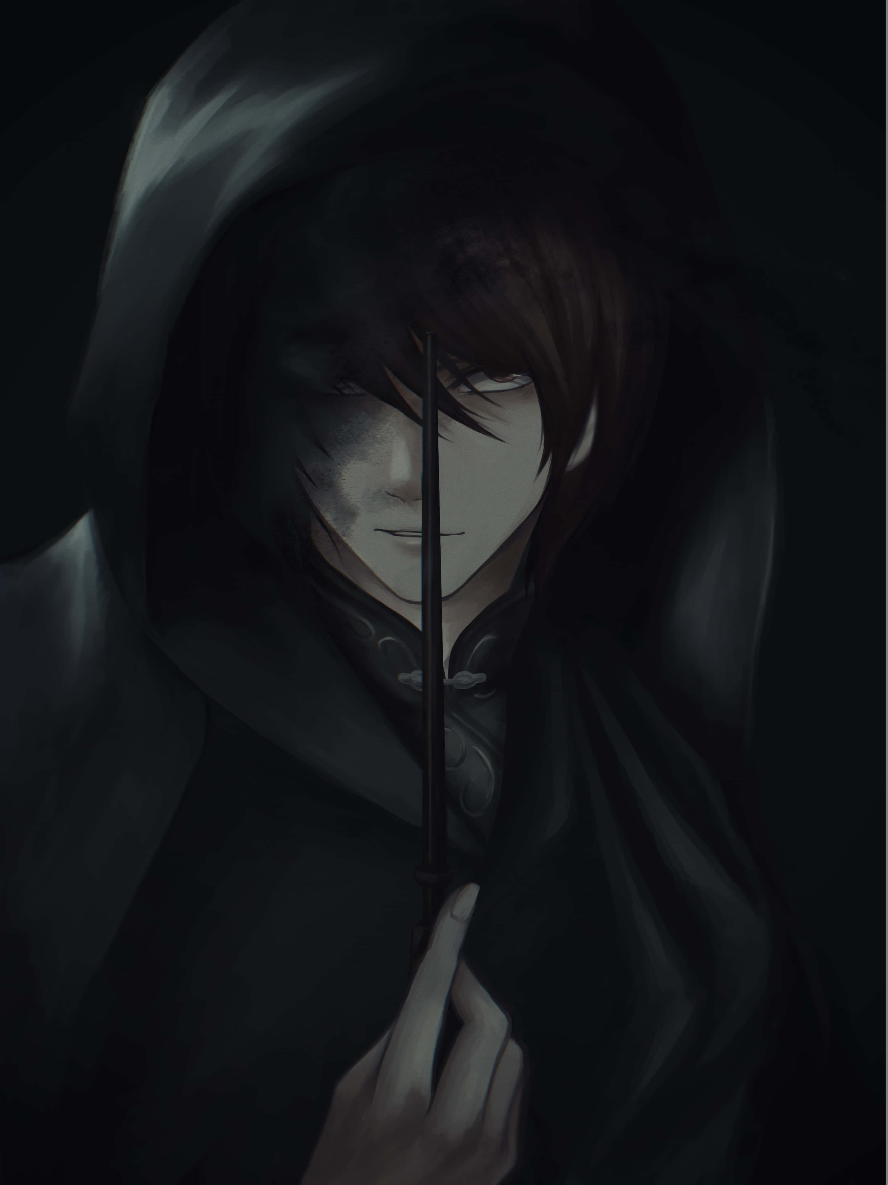 Light Yagami 桌布 壁紙 — 一個戴著兜帽的動漫人物在陰影中手持細長法杖，臉部半明半暗，眼神莊嚴，背景陰暗憂鬱。