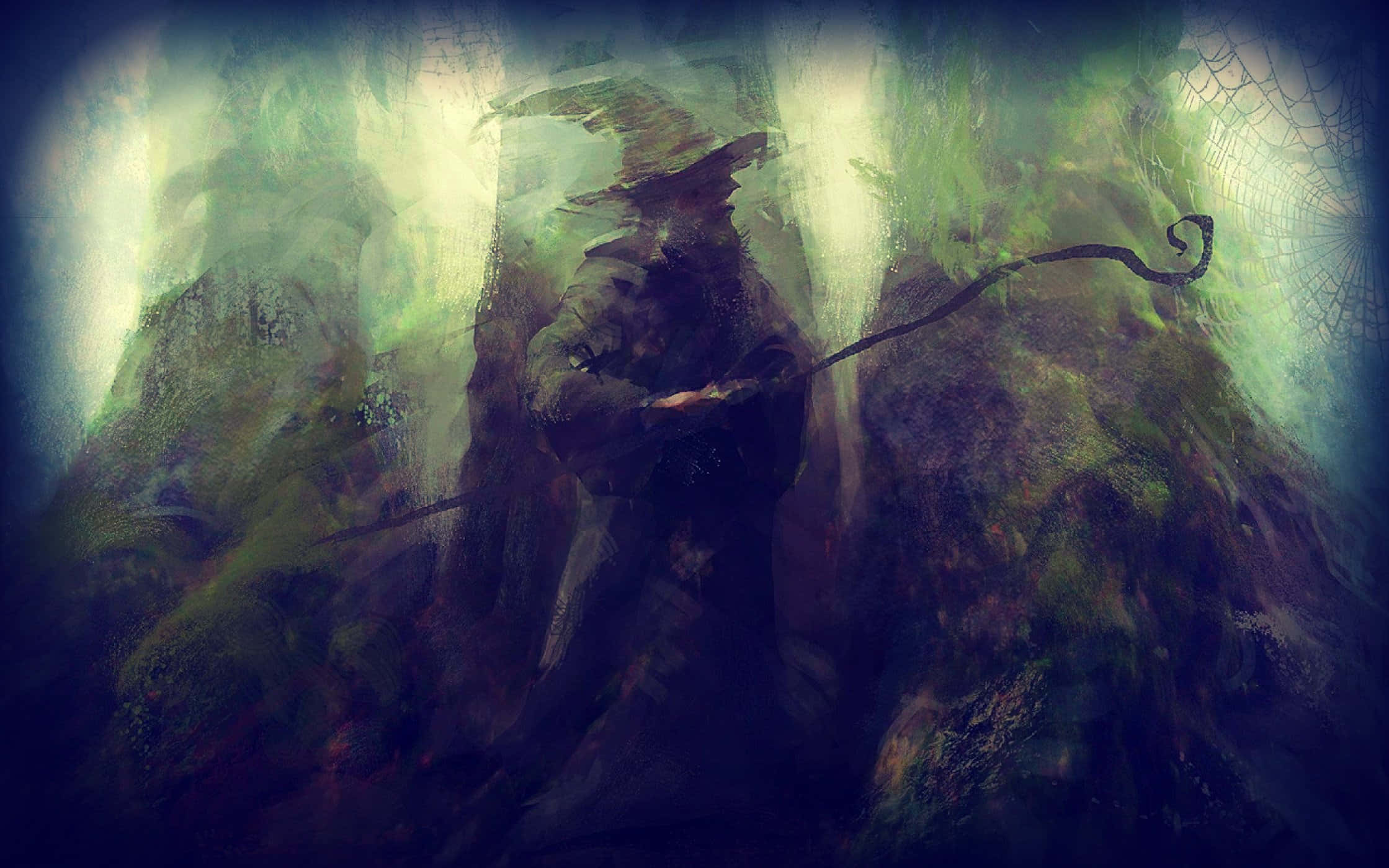 wizard 桌布 壁紙 — 一個戴著兜帽的女巫拿著彎曲的法杖，站在被詭異綠光籠罩的迷霧森林中。