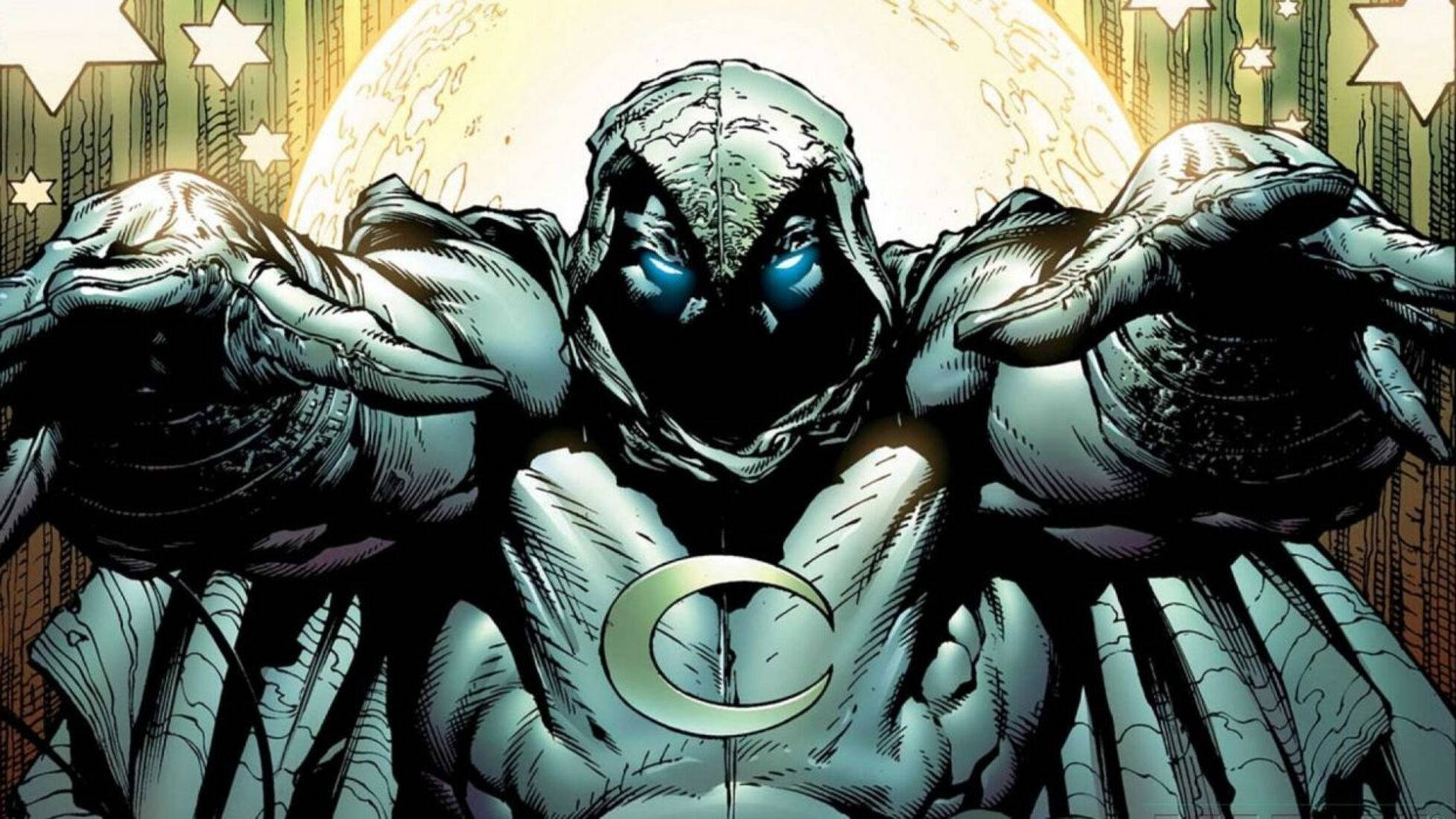Moon Knight 桌布 壁紙 — 一個戴著兜帽的威脅人物，擁有發光的藍色眼睛和新月標誌，站在一個大月亮和星星的背景前。