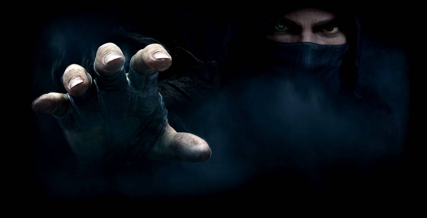 Thief 桌布 壁紙 — 一個戴著兜帽的威脅人物，眼睛發光，穿過黑暗的迷霧向前伸手，場景是冰冷的藍色燈光。