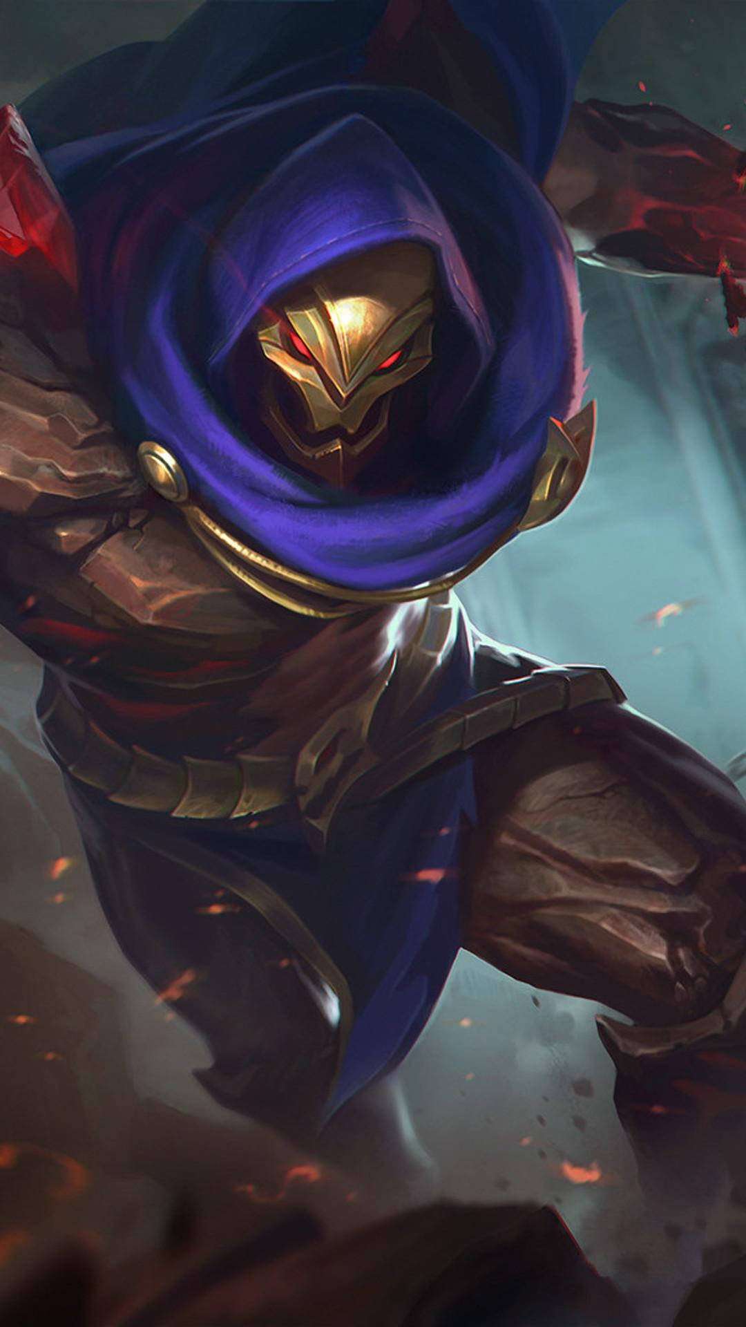 Mobile Legends 動態圖 桌布 壁紙 — 一個戴著兜帽的威脅性戰士，擁有發光的紅色眼睛和金色盔甲，站在黑暗奇幻場景中燃燒的餘燼之中。