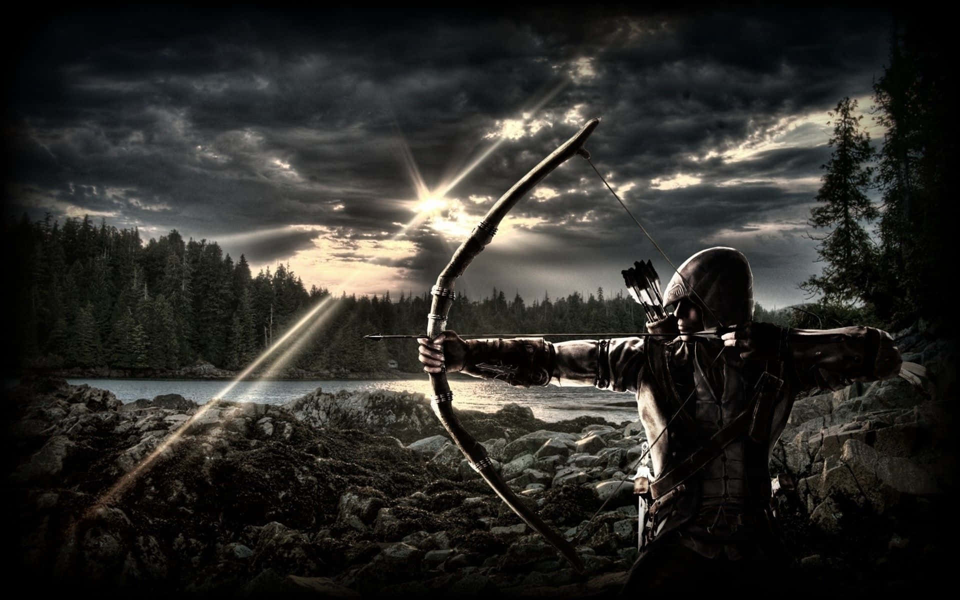 Archery 桌布 壁紙 — 一個戴著兜帽的弓箭手在岩石湖岸邊拉弓，戲劇性的陽光穿透森林上方黑暗的暴風雲。