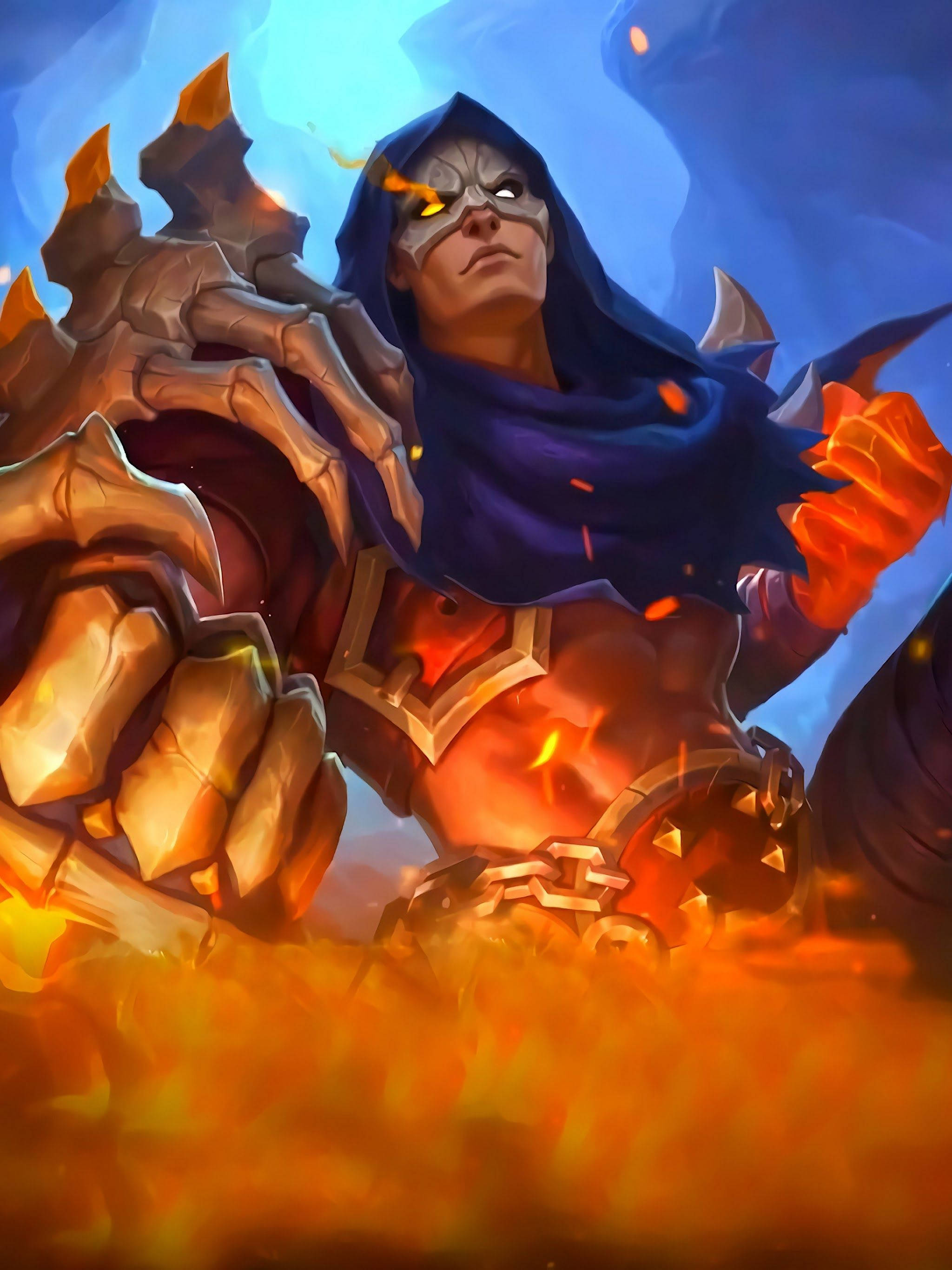 Mobile Legends 動態圖 桌布 壁紙 — 一個戴著兜帽的戰士，眼睛發光，從熾熱的火焰中出現，揮舞著巨大的骷髏護手，背景是暴風雨的藍天。