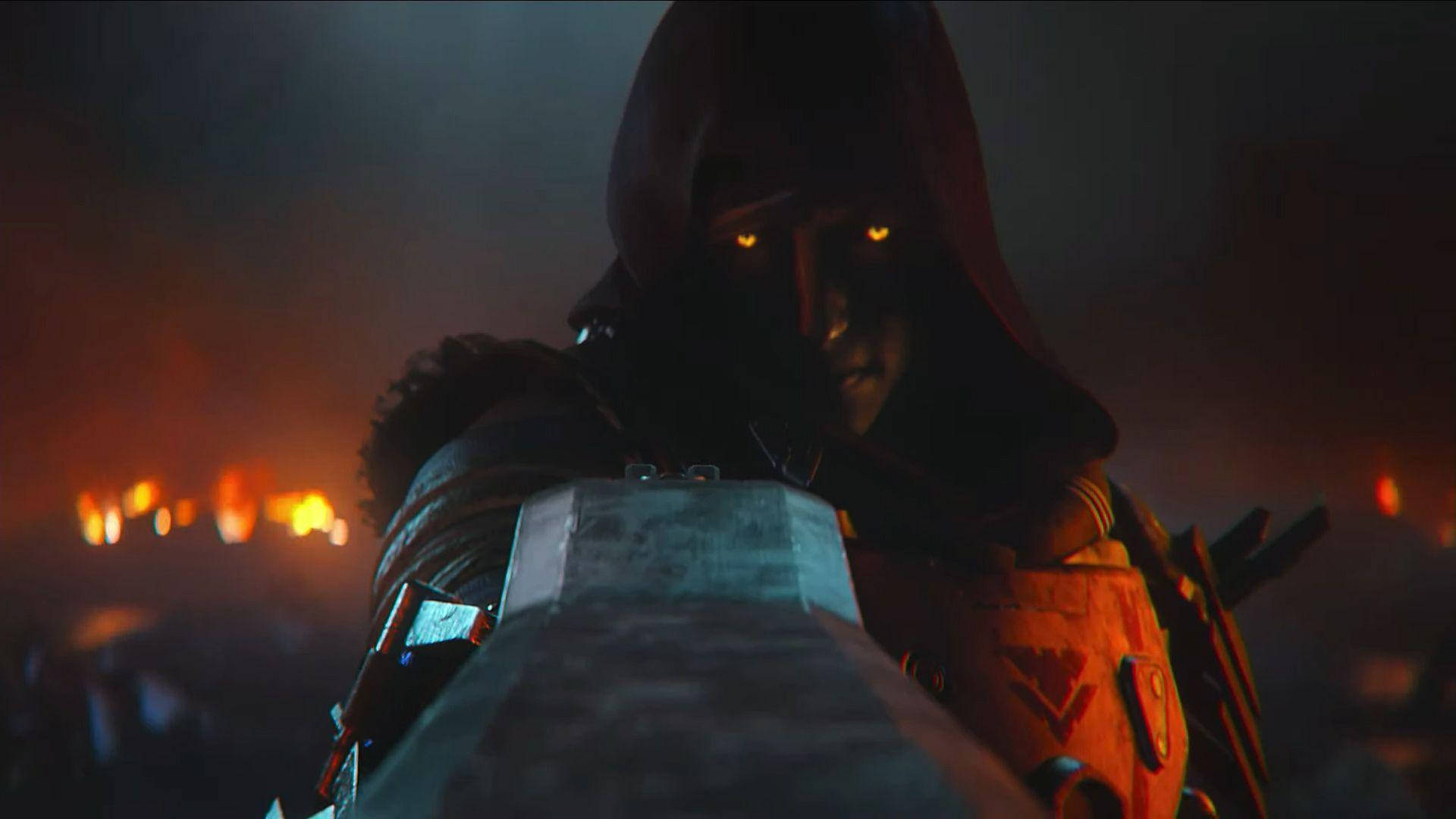 Cayde 6 桌布 壁紙 — 一個戴著兜帽的戰士，眼睛發出橙色光芒，在煙霧瀰漫、被遠處火光點亮的戰場上凝視著。
