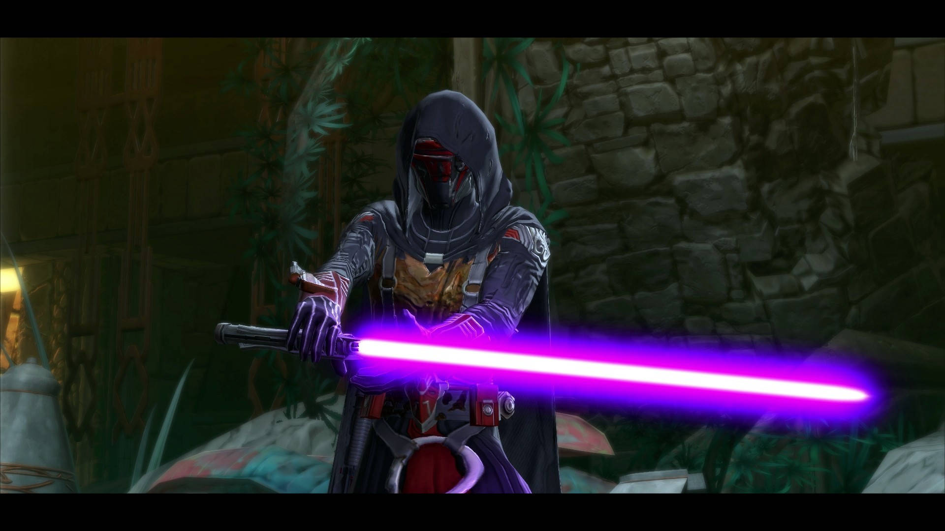 Revan 桌布 壁紙 — 一個戴著兜帽的戰士在光線昏暗的叢林寺廟中揮舞著發光的紫色光劍，周圍有石牆和樹葉。