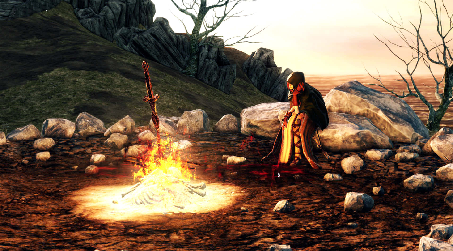 Dark Souls Emerald Herald 桌布 壁紙 — 一個戴著兜帽的戰士在日落時分，跪在荒涼岩石地貌中一個熊熊燃燒的營火旁。