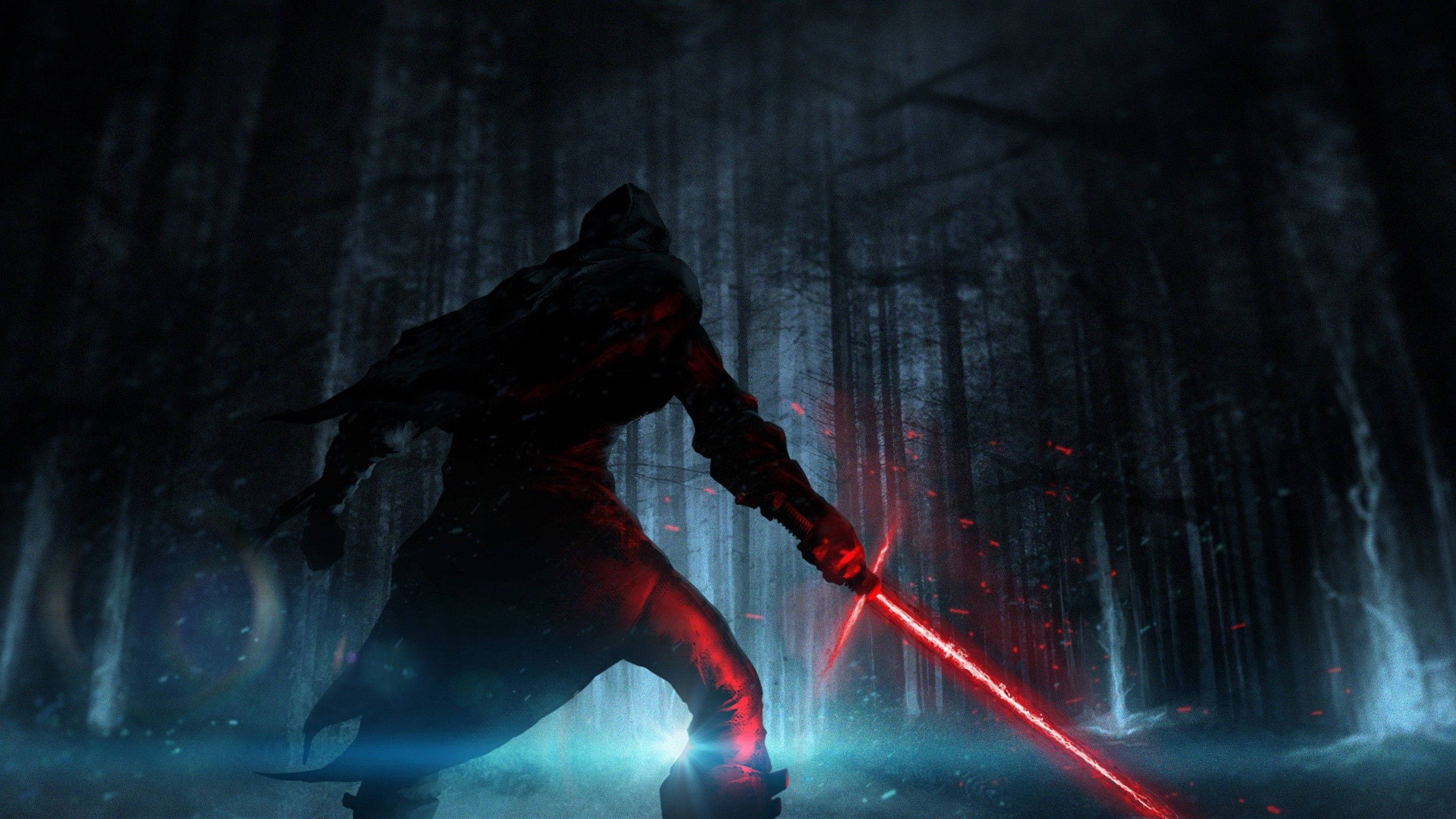 Kylo Ren 桌布 壁紙 — 一個戴著兜帽的戰士在黑暗迷霧森林中揮舞著發光的紅色劍，藍色光芒照亮地面。