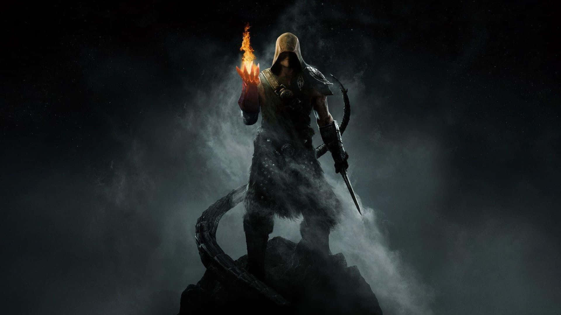 Skyrim Dragonborn 桌布 壁紙 — 一個戴著兜帽的戰士站在岩石山峰上，揮舞著火焰之手和劍，對抗黑暗煙霧瀰漫的天空。