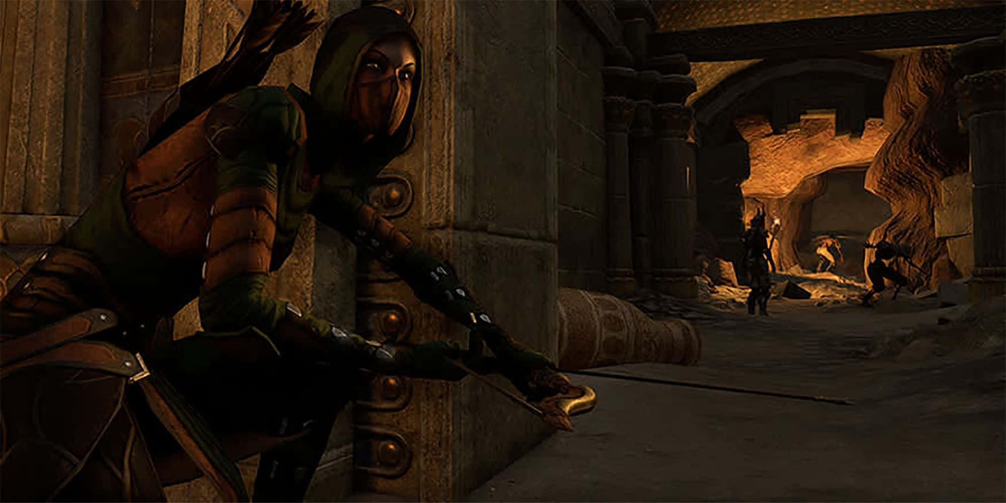 Thieves Guild 桌布 壁紙 — 一個戴著兜帽的戰士蹲在昏暗的石頭走廊中，瞄準弓箭，背景中遠處的人物正在戰鬥。