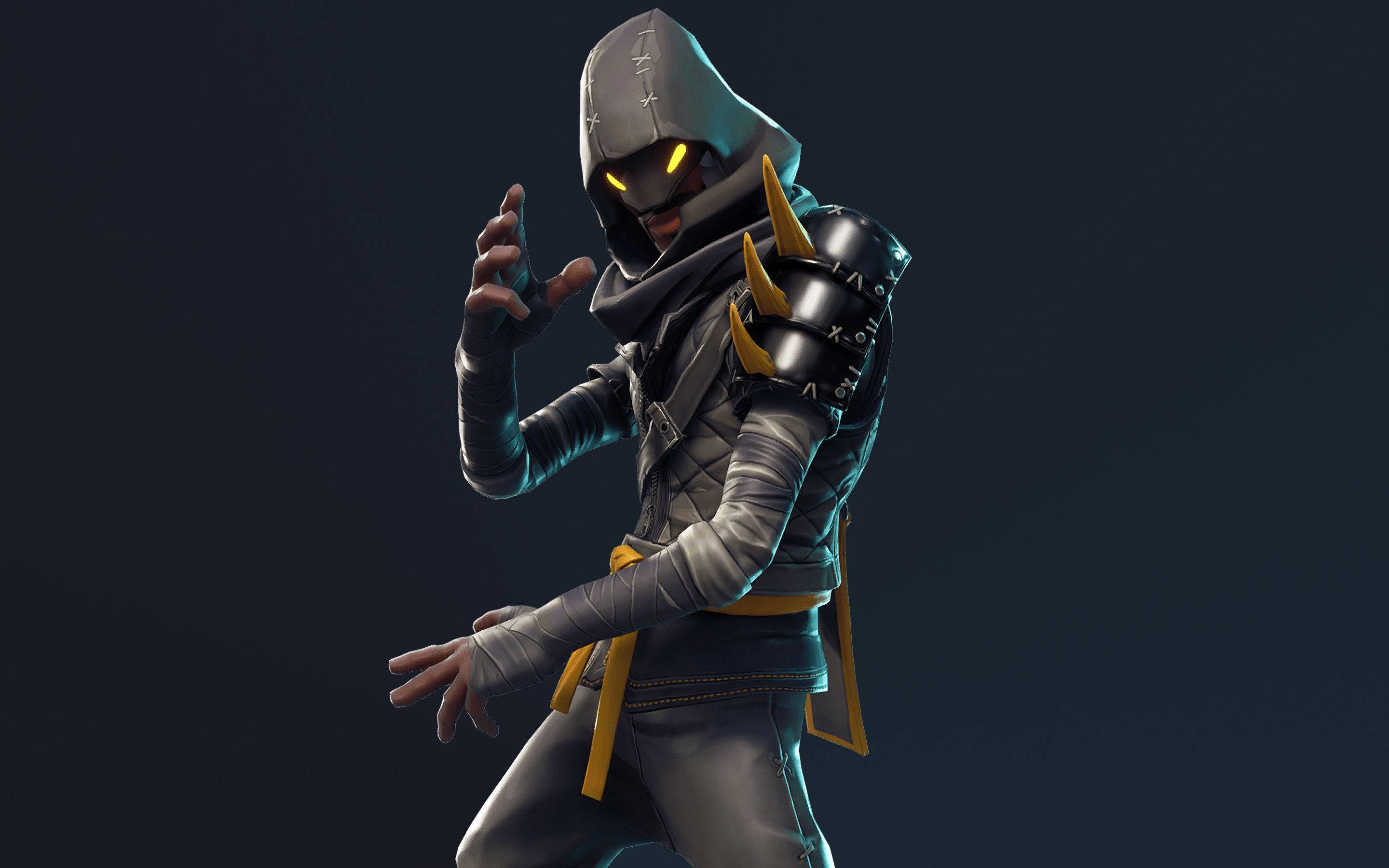 Ninja Fortnite 桌布 壁紙 — 一個戴著兜帽的數位角色，擁有發光的黃色眼睛和鋒利的盔甲，在黑暗背景下擺出動態姿勢。