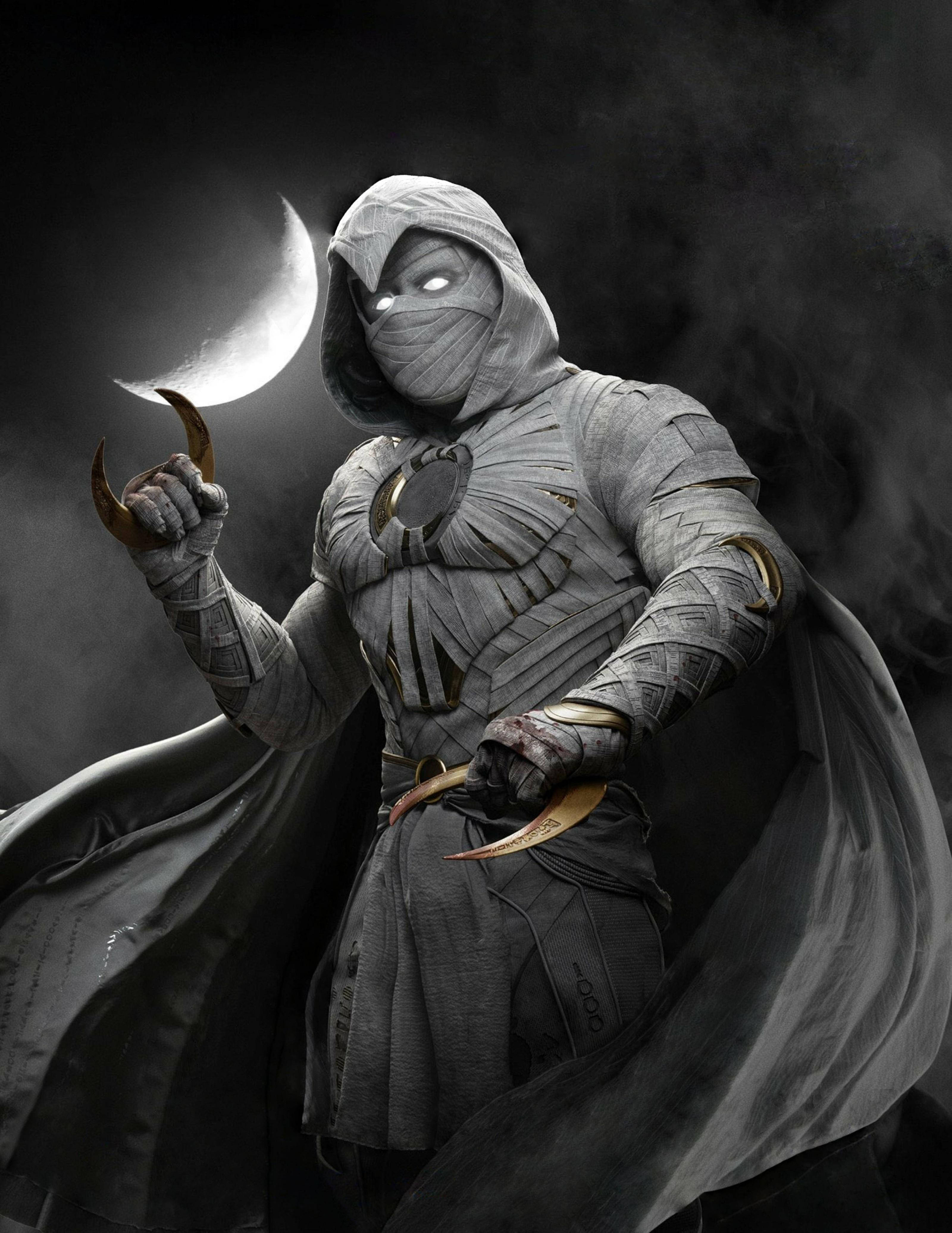 Moon Knight 桌布 壁紙 — 一個戴著兜帽的木乃伊戰士，雙眼發光，在黑暗的月光下握著新月形刀刃。