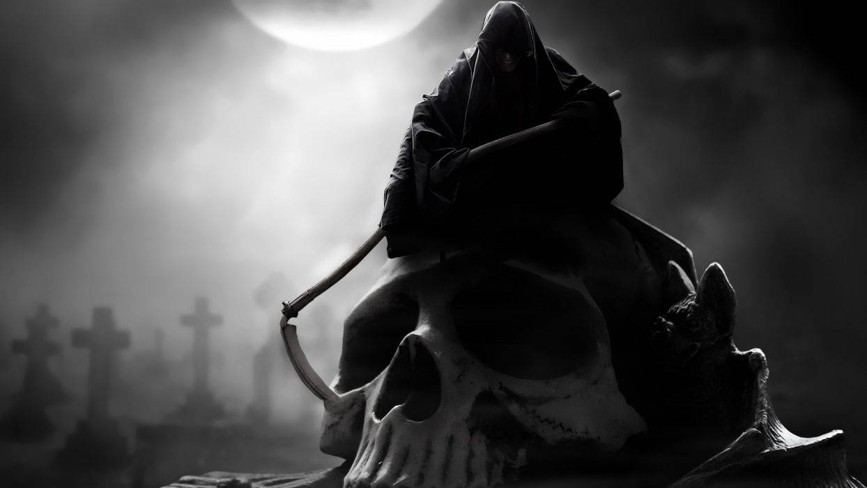死亡 桌布 壁紙 — 一個戴著兜帽的死神坐在一個巨大的頭骨上，在霧氣瀰漫的墓地中，月光閃爍。