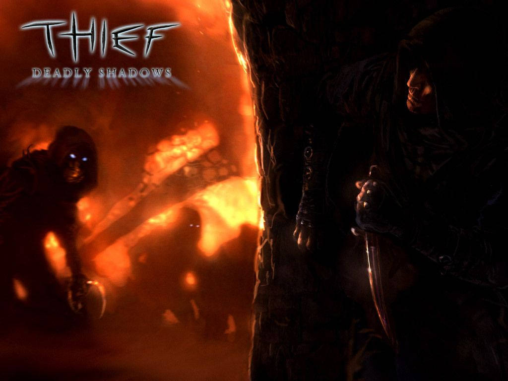 Thief 桌布 壁紙 — 一個戴著兜帽的盜賊，眼睛發光，潛伏在石柱旁的陰影中，而熾熱的爆炸照亮了他身後黑暗的城市廢墟。