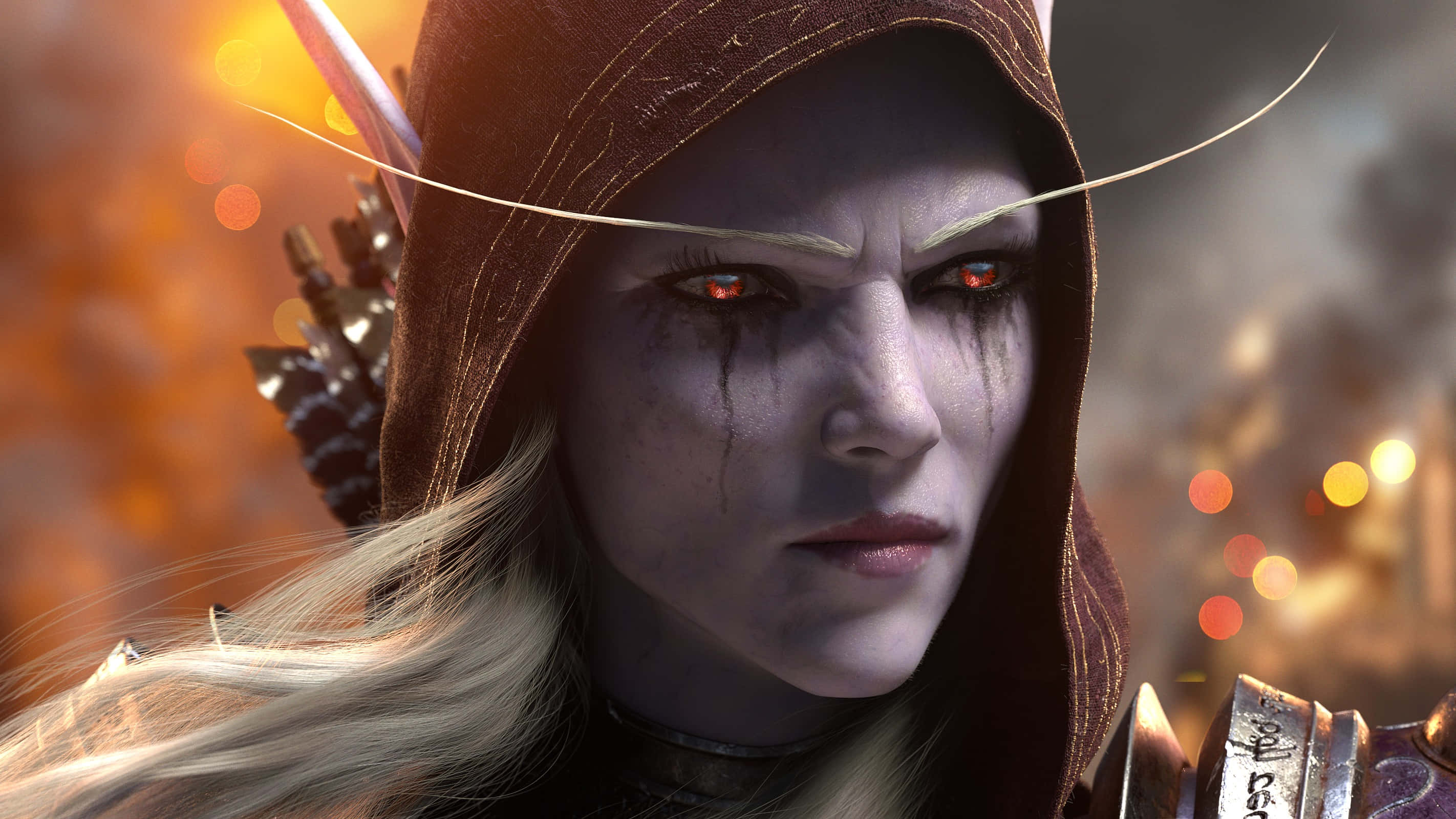 Sylvanas Windrunner 桌布 壁紙 — 一個戴著兜帽的精靈戰士，擁有發光的紅色眼睛和淚痕，在溫暖的散景背景下強烈凝視。