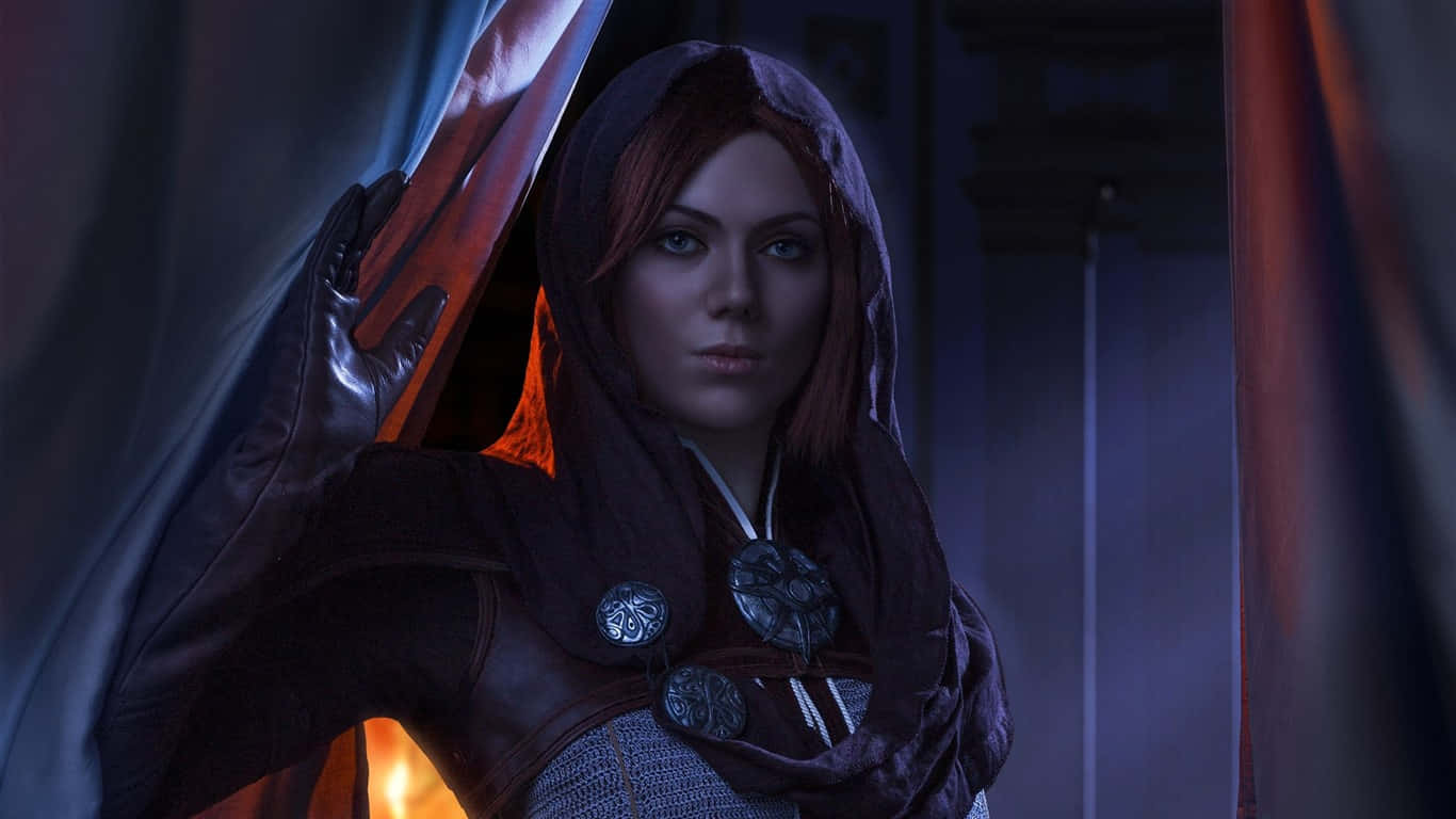 1366x768 Dragon Age Inquisition 桌布 壁紙 — 一個戴著兜帽的紅髮藍眼女人站在陰暗的房間裡，手持發光的刀刃，眼神凌厲。