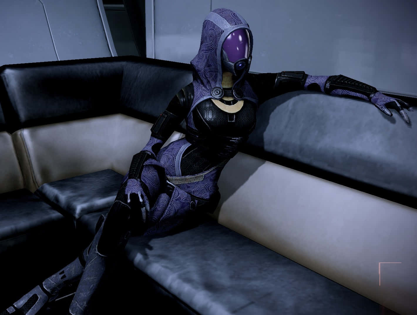 Tali'zorah 桌布 壁紙 — 一個戴著兜帽的紫色裝甲人物，在燈光昏暗的未來風格房間裡，懶洋洋地躺在一張現代黑白沙發上。