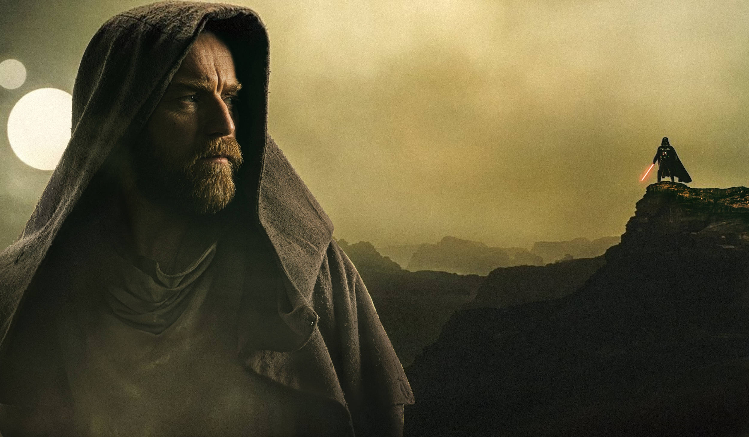 Kenobi 桌布 壁紙 — 一個戴著兜帽的絕地武士莊嚴地凝視著達斯維達獨自站在懸崖上，手持發光的紅色光劍，背景是朦朧的黃色天空。