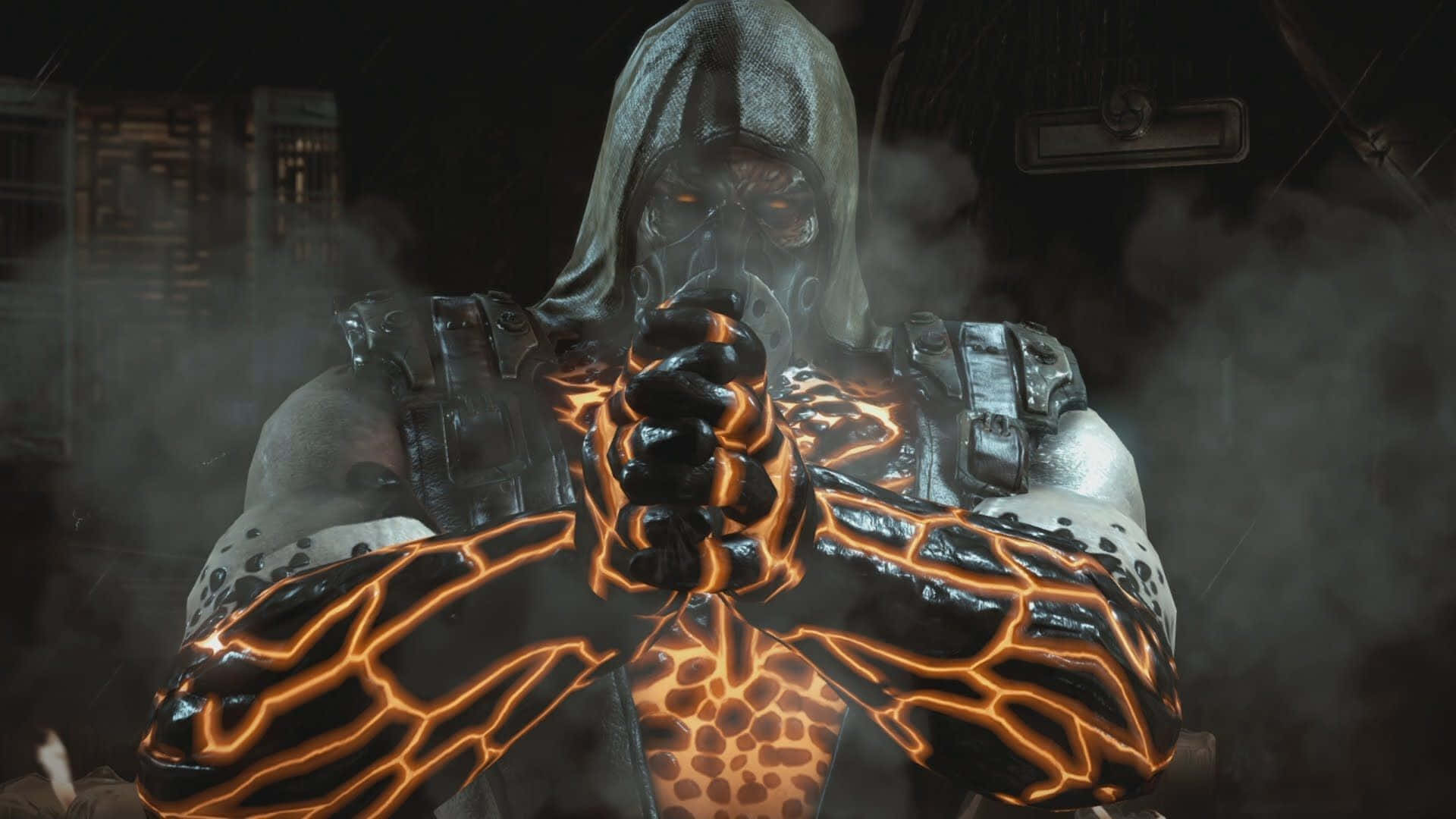 Mortal Kombat Fatality 桌布 壁紙 — 一個戴著兜帽的裝甲人物，在煙霧瀰漫的黑暗環境中，拳頭和胸口有發光的橙色能量流動。