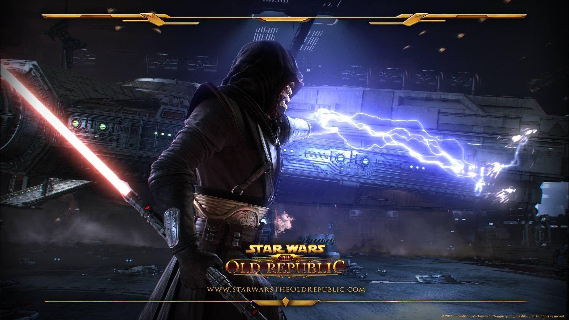 Swtor 桌布 壁紙 — 一個戴著兜帽的西斯戰士揮舞紅色光劍，在黑暗的未來太空站機庫中釋放藍色閃電。