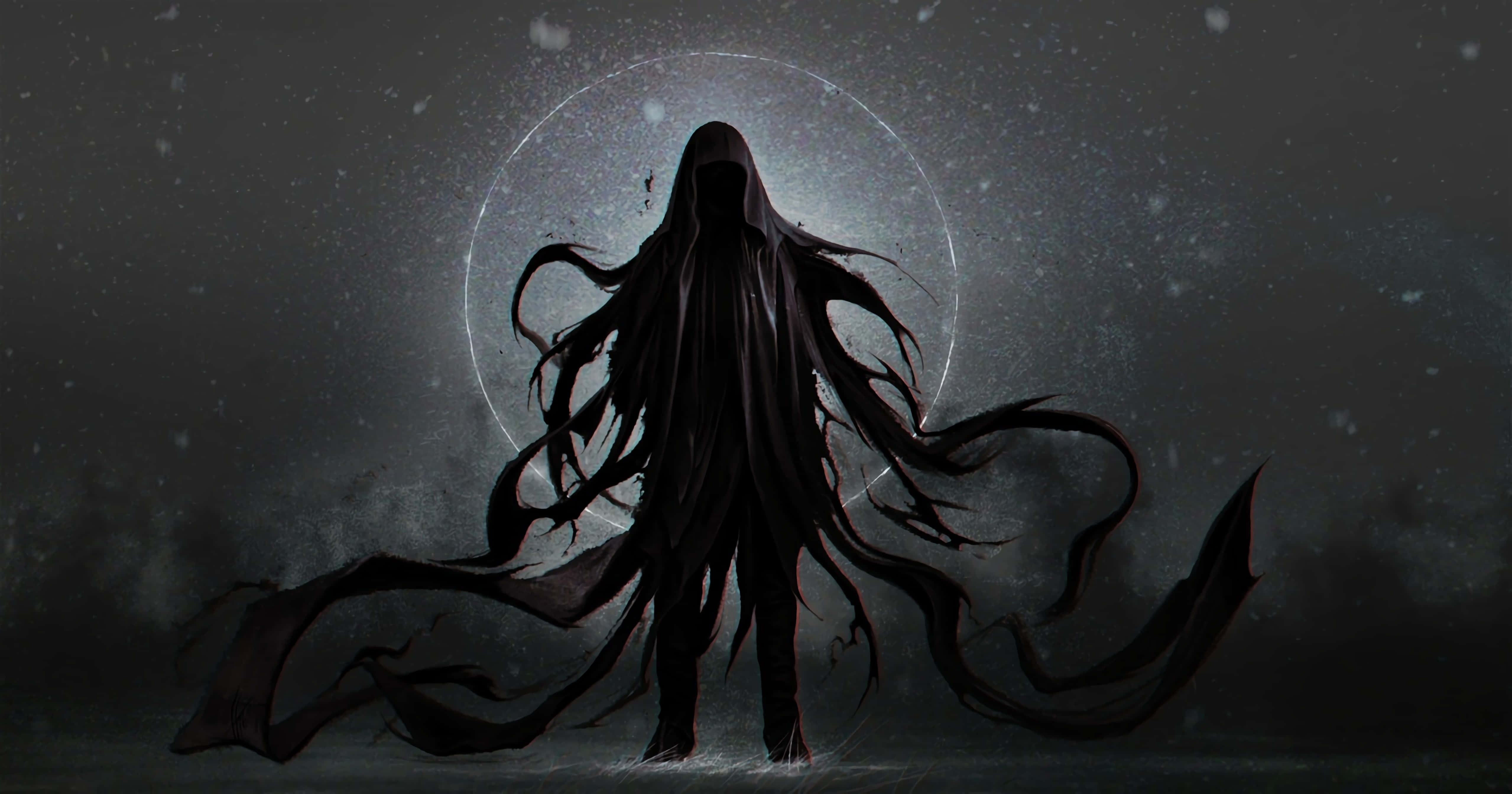 惡魔 桌布 壁紙 — 一個戴著兜帽的身影，帶有流動的黑暗藤蔓，站在雪夜場景中發光的彎月前。