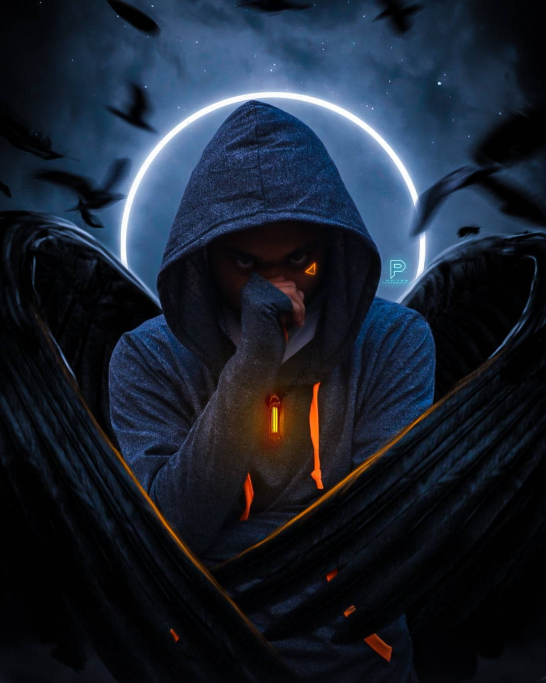 惡魔男孩 桌布 壁紙 — 一個戴著兜帽的身影，帶有發光的橙色點綴和暗色翅膀，站在一個發光的環前，背景是繁星點點的夜空和飛翔的鳥兒。