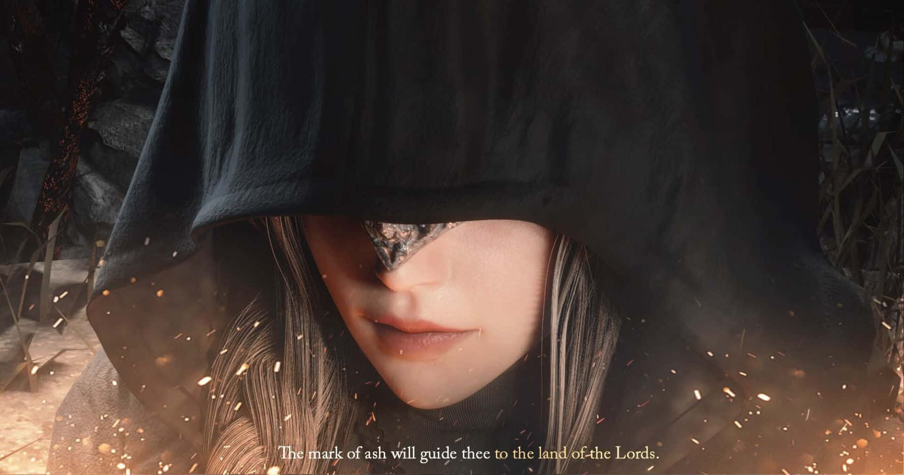 Fire Keeper 桌布 壁紙 — 一個戴著兜帽的身影，戴著金屬眼罩，灰燼在昏暗神秘的環境中飄落。