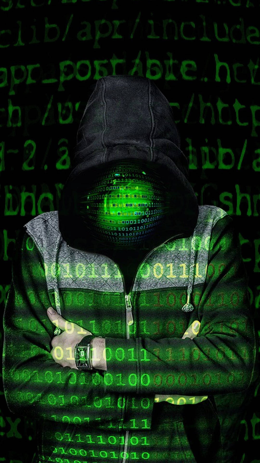 Hacking 桌布 壁紙 — 一個戴著兜帽的身影，擁有發光的綠色二進制眼睛，站在充滿滾動代碼的黑暗背景前。