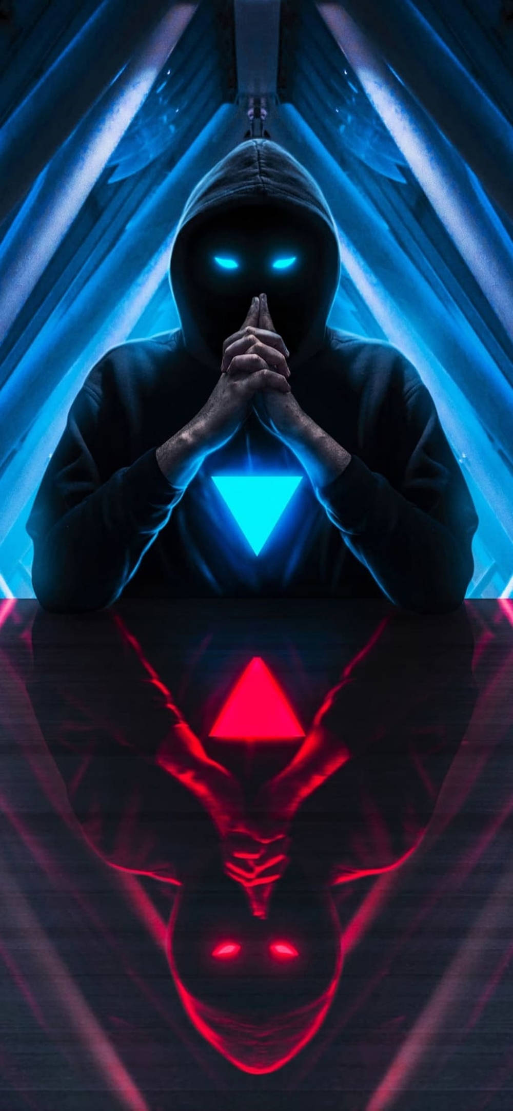 Hoodie 桌布 壁紙 — 一個戴著兜帽的身影，擁有發光的藍色眼睛和一個三角形胸部標誌，站在一條霓虹燈照亮的走廊中，倒映在下面的反射表面上。