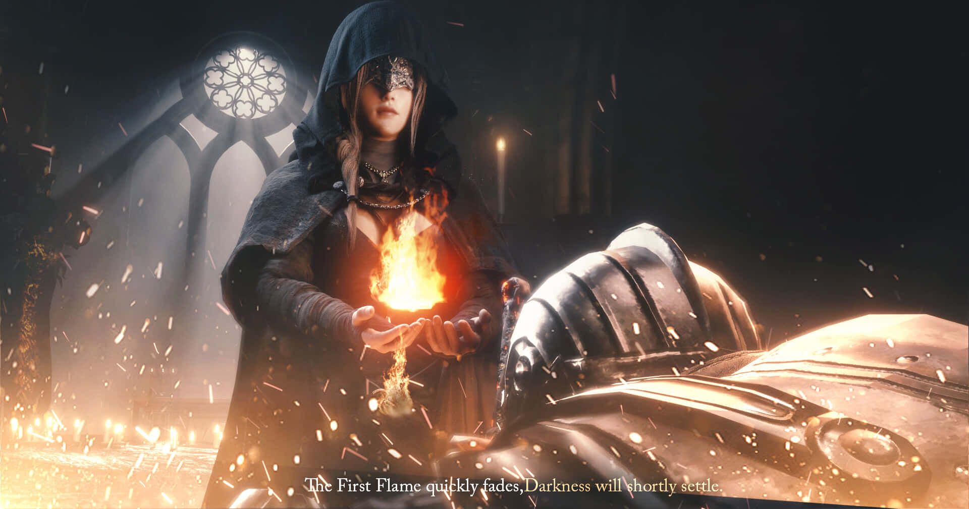 Fire Keeper 桌布 壁紙 — 一個戴著兜帽的身影在哥德式大教堂中，手持發光的火焰，火花在他們周圍飛舞，靠近一個大型裝甲物體。