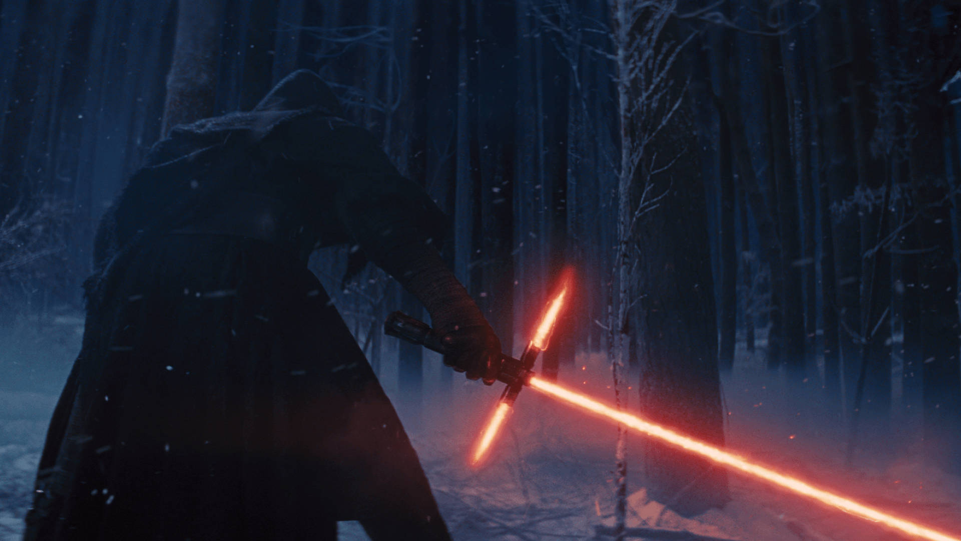 Kylo Ren 桌布 壁紙 — 一個戴著兜帽的身影在夜晚的雪林中揮舞著發光的紅色光劍，雪花飄落。