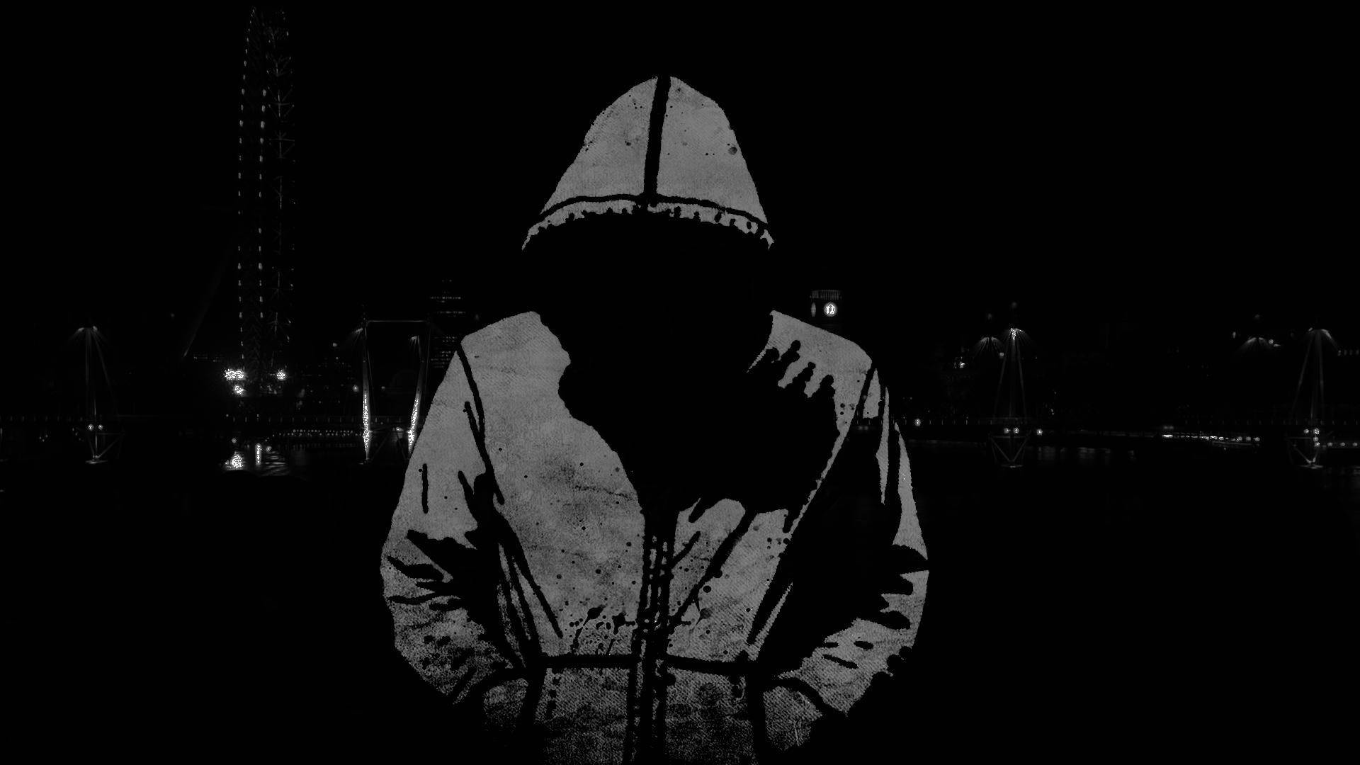 Best Dark 桌布 壁紙 — 一個戴著兜帽的身影在夜晚黑暗的城市景觀中形成鮮明的剪影，背景有微弱燈光。