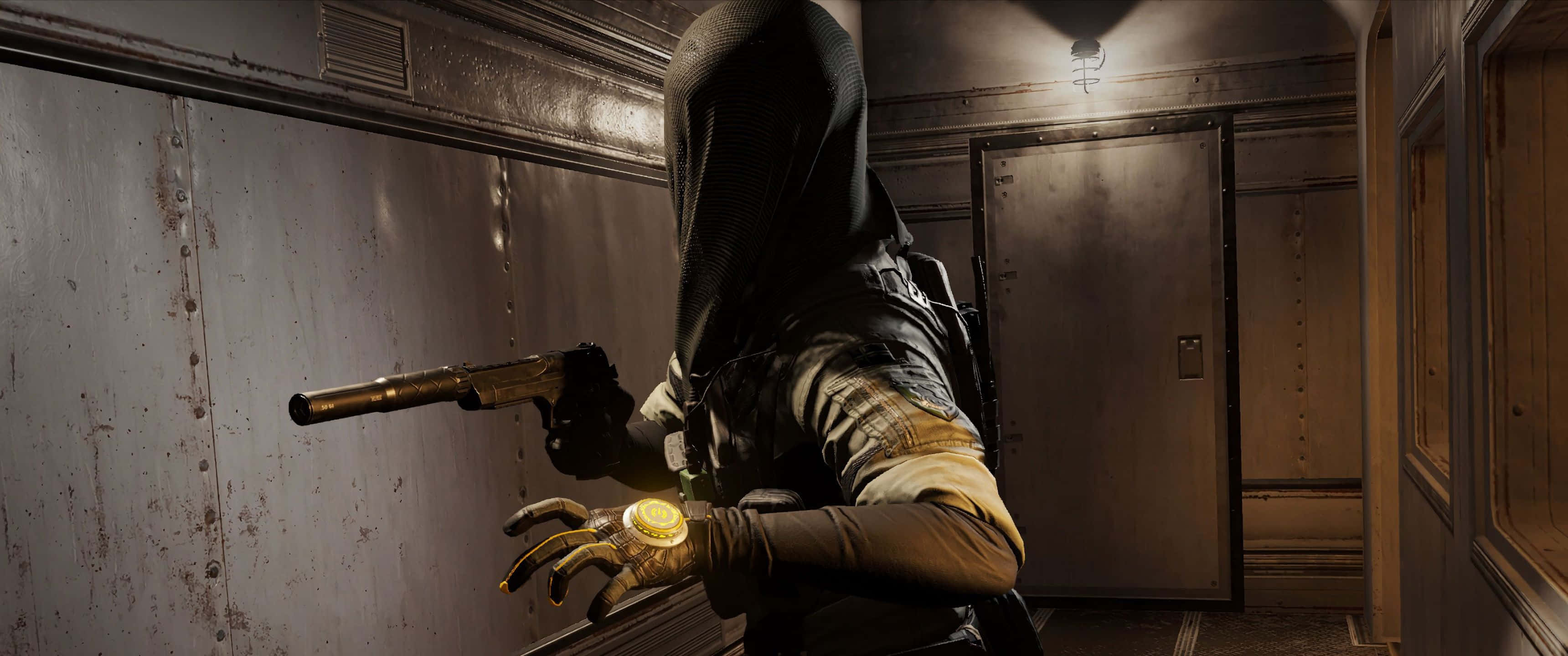 3440x1440p Rainbow Six Siege 桌布 壁紙 — 一個戴著兜帽的身影在昏暗的火車車廂內，用發光的護手緊握左輪手槍，在生鏽的金屬牆壁上投下陰影。