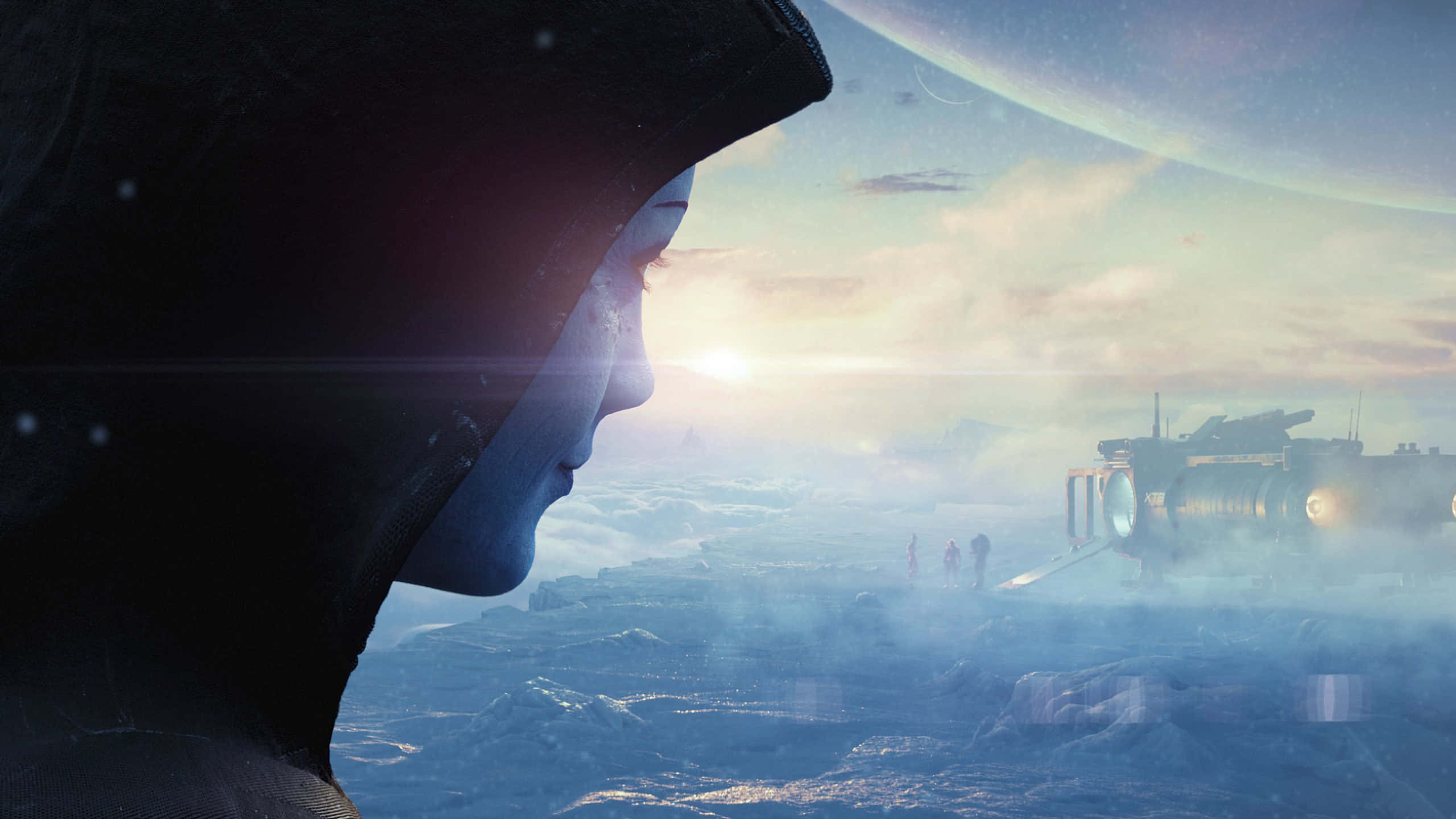 Mass Effect Multiplayer 桌布 壁紙 — 一個戴著兜帽的身影在霧氣瀰漫的外星行星上，凝視著一艘未來風格的太空船，上方是發光的太陽。