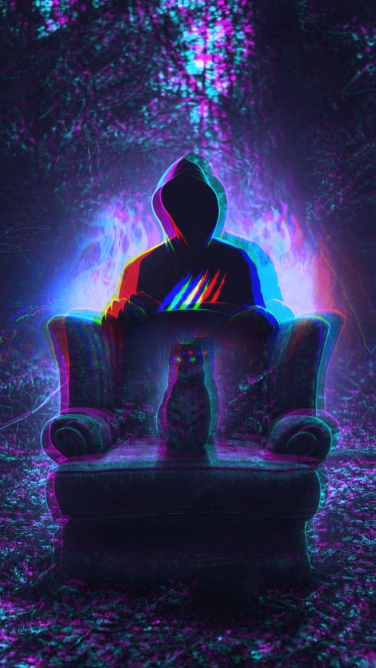 桌布 壁紙 — 一個戴著兜帽的身影坐在發光的扶手椅上，身處被霓虹紫和藍光照亮的黑暗森林中，附近有一隻小貓頭鷹棲息。